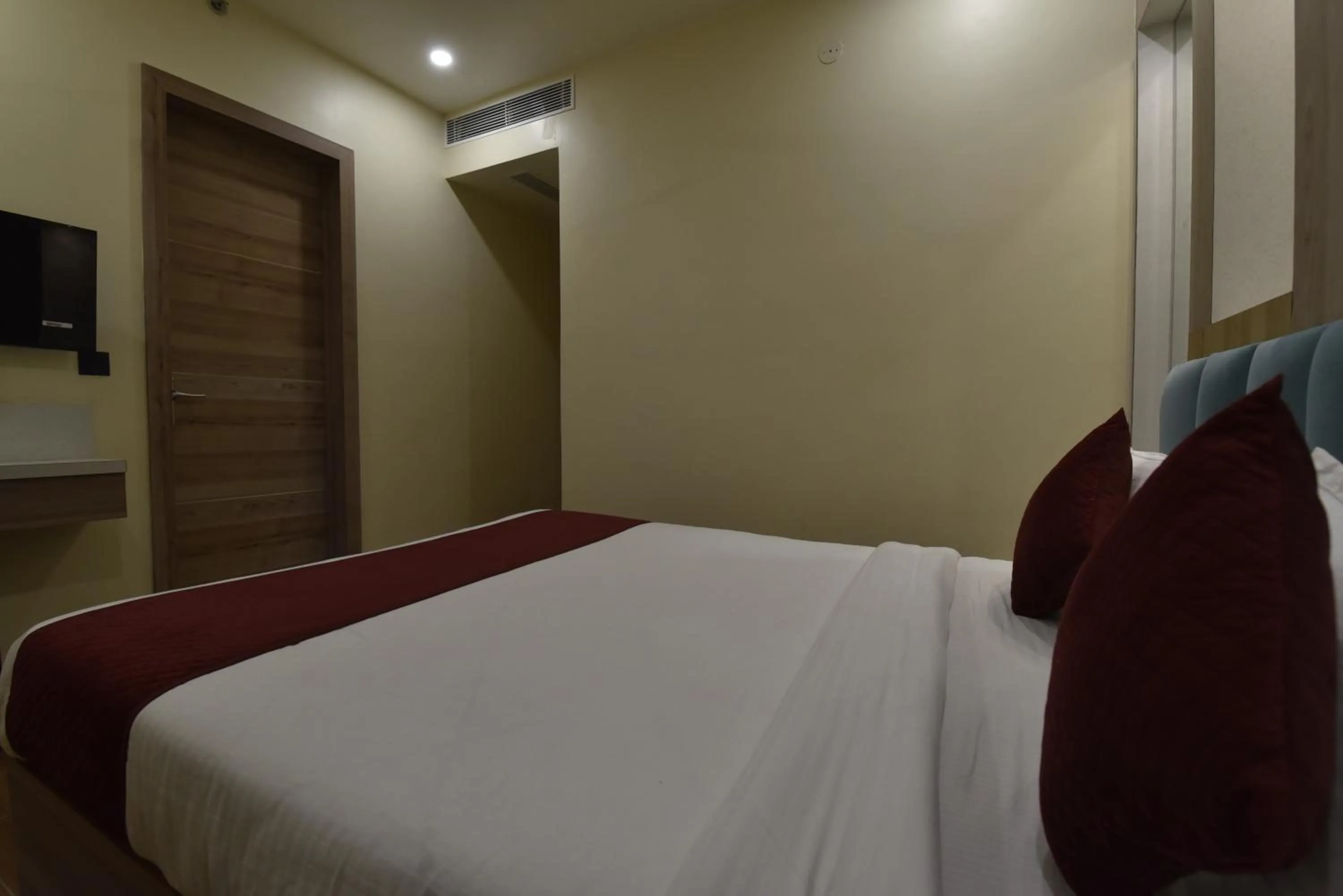 Bed in Hotel Anju Shree Inn-Near Jaipur Airport Terminal 1