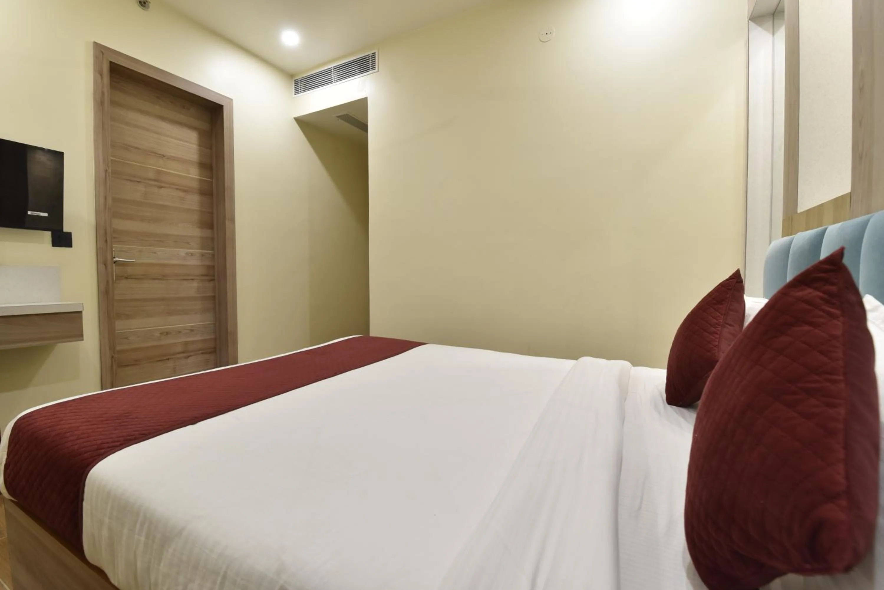 Bed in Hotel Anju Shree Inn-Near Jaipur Airport Terminal 1