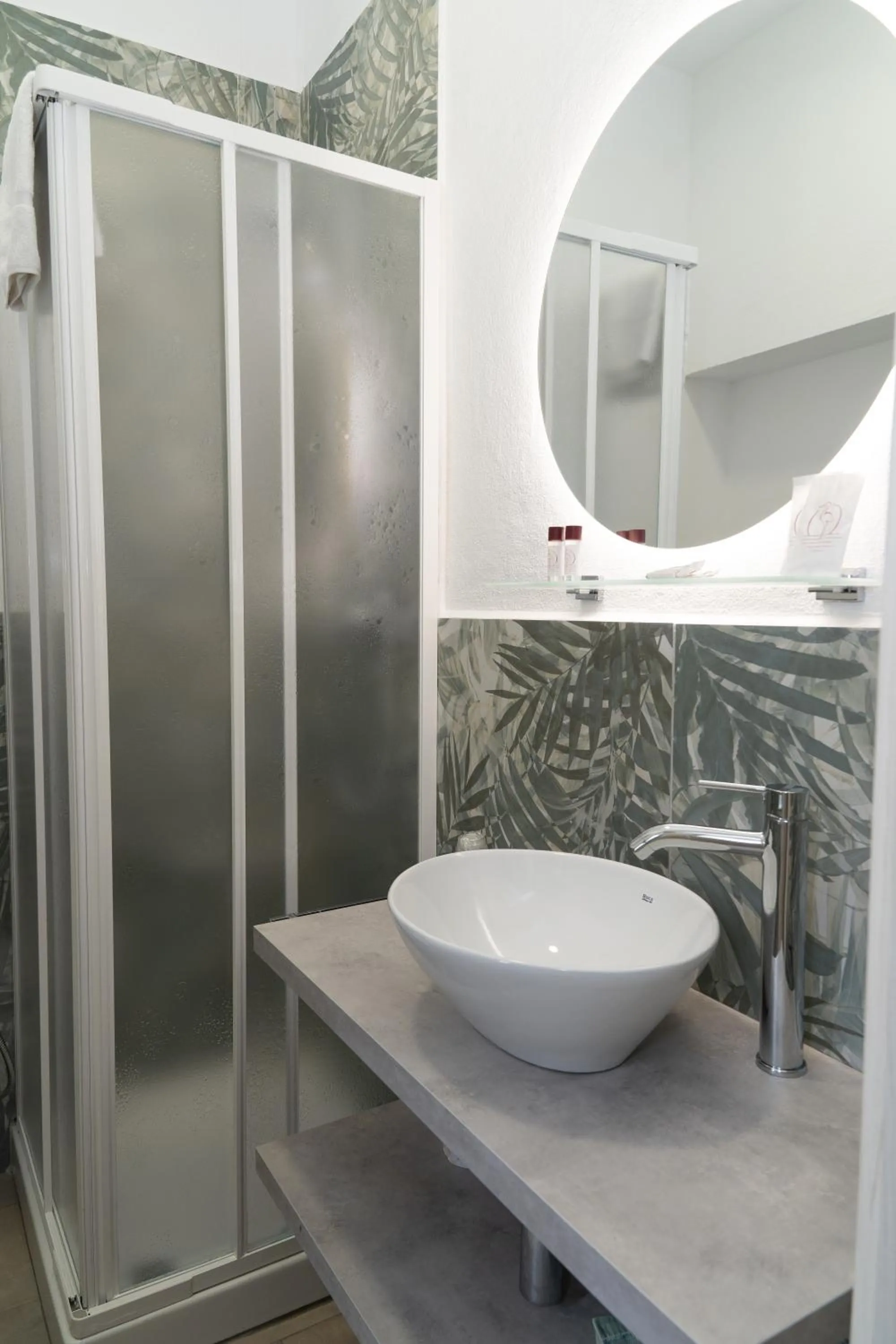 Shower in THE SUN HOTEL BOUTIQUE NAPOLI