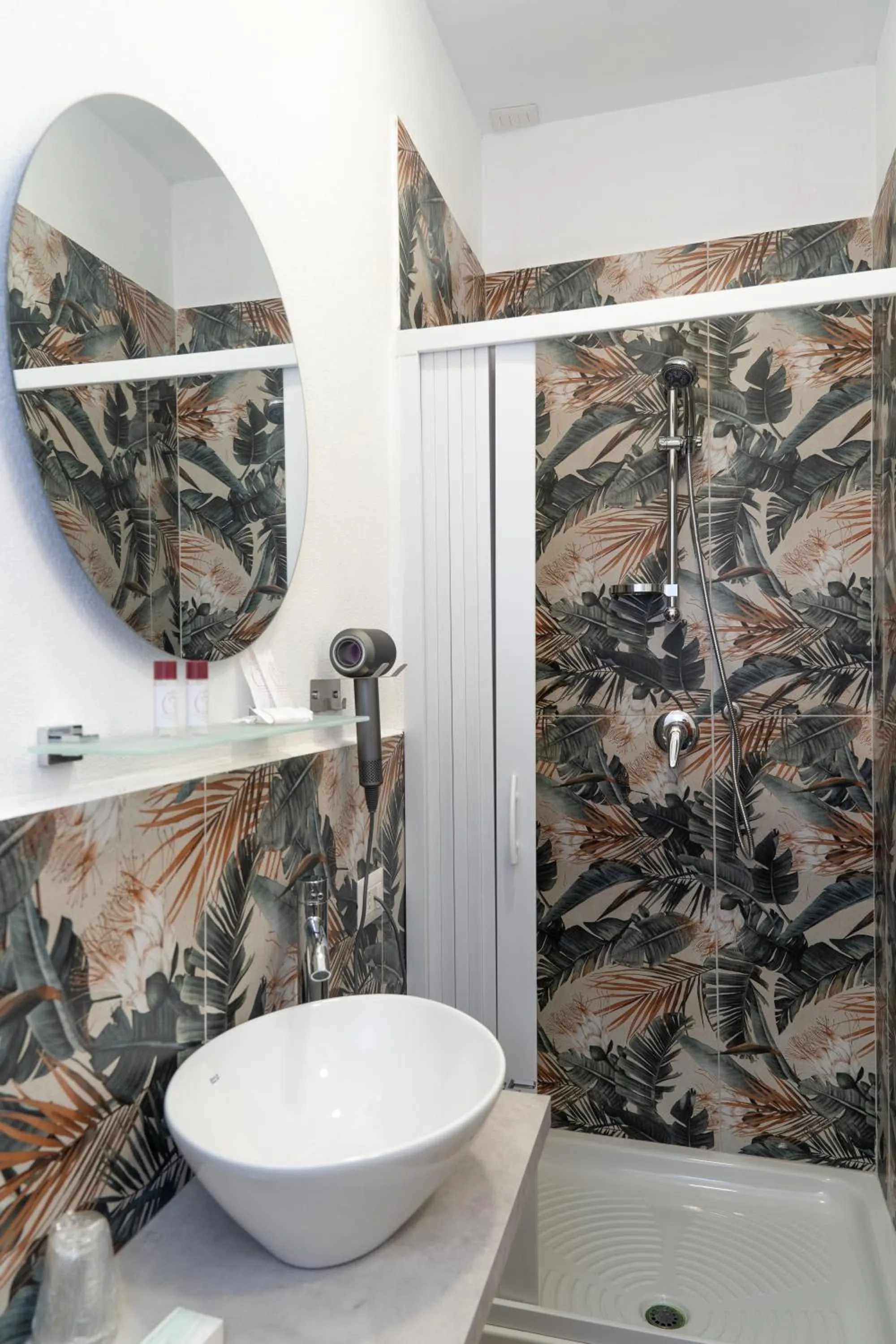 Shower in THE SUN HOTEL BOUTIQUE NAPOLI