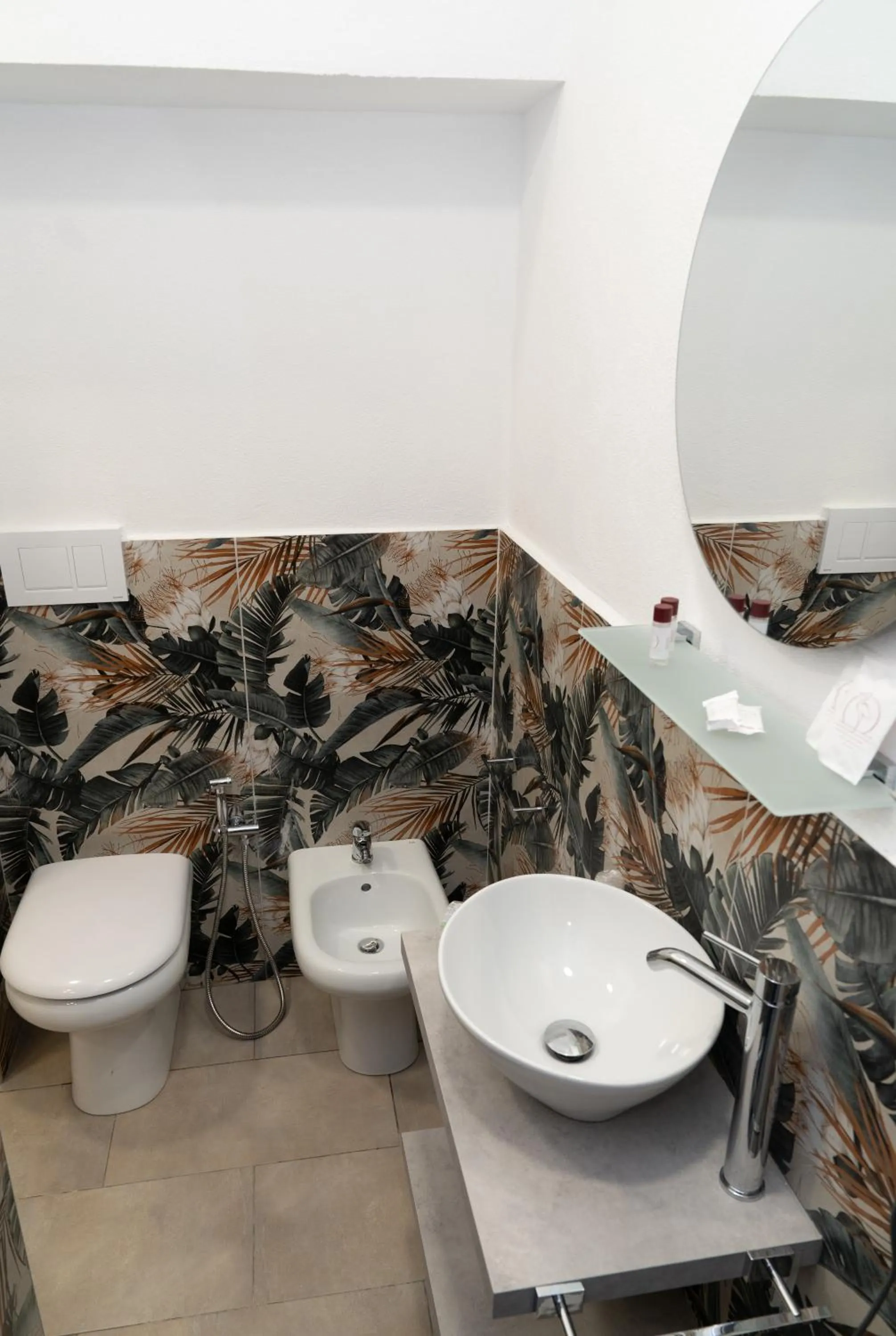 Toilet in THE SUN HOTEL BOUTIQUE NAPOLI