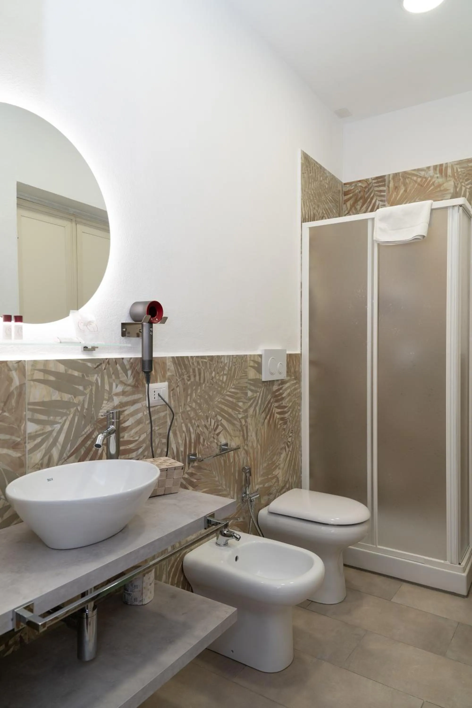 Shower in THE SUN HOTEL BOUTIQUE NAPOLI