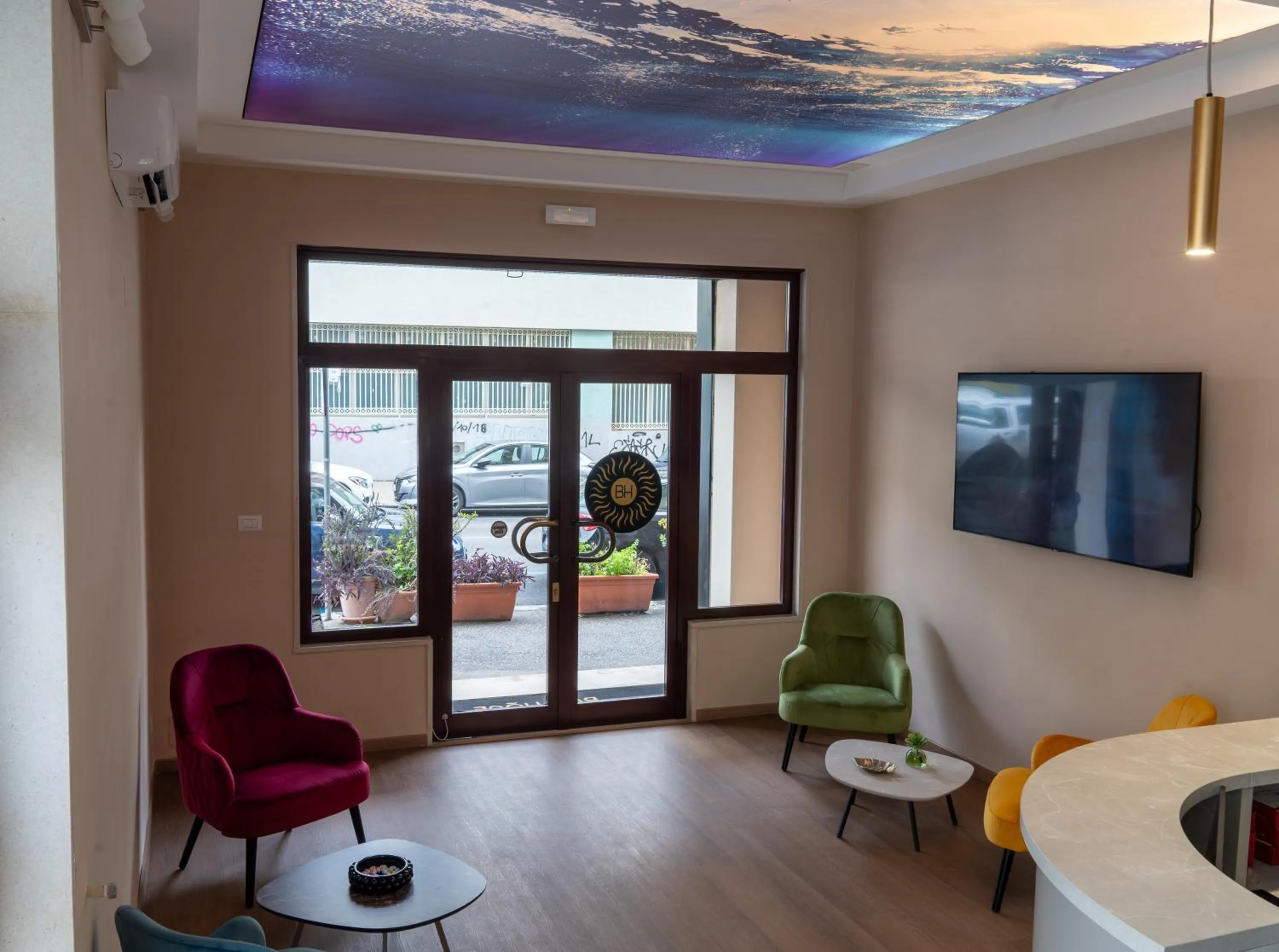 Communal lounge/ TV room in THE SUN HOTEL BOUTIQUE NAPOLI