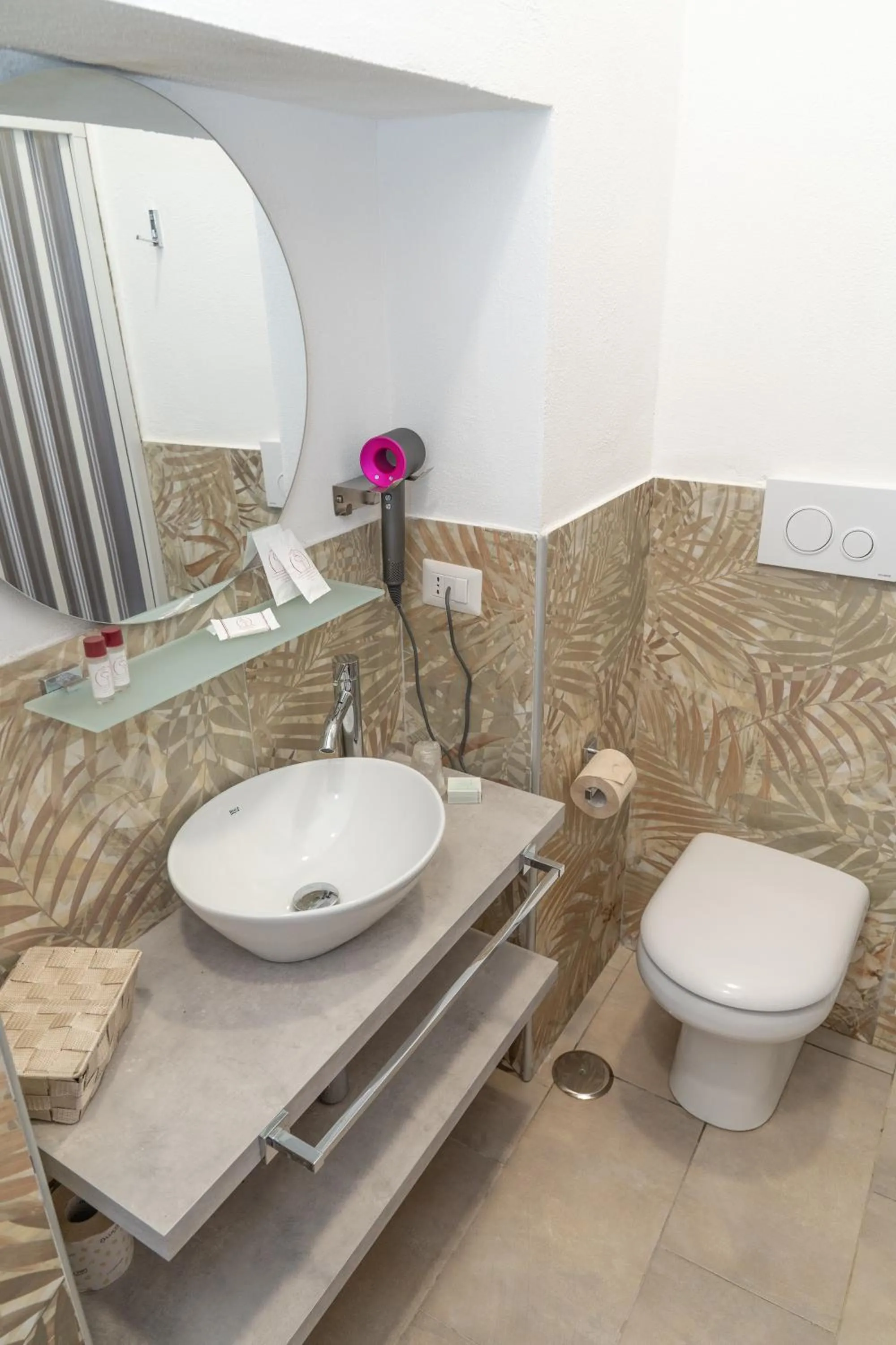 Shower in THE SUN HOTEL BOUTIQUE NAPOLI