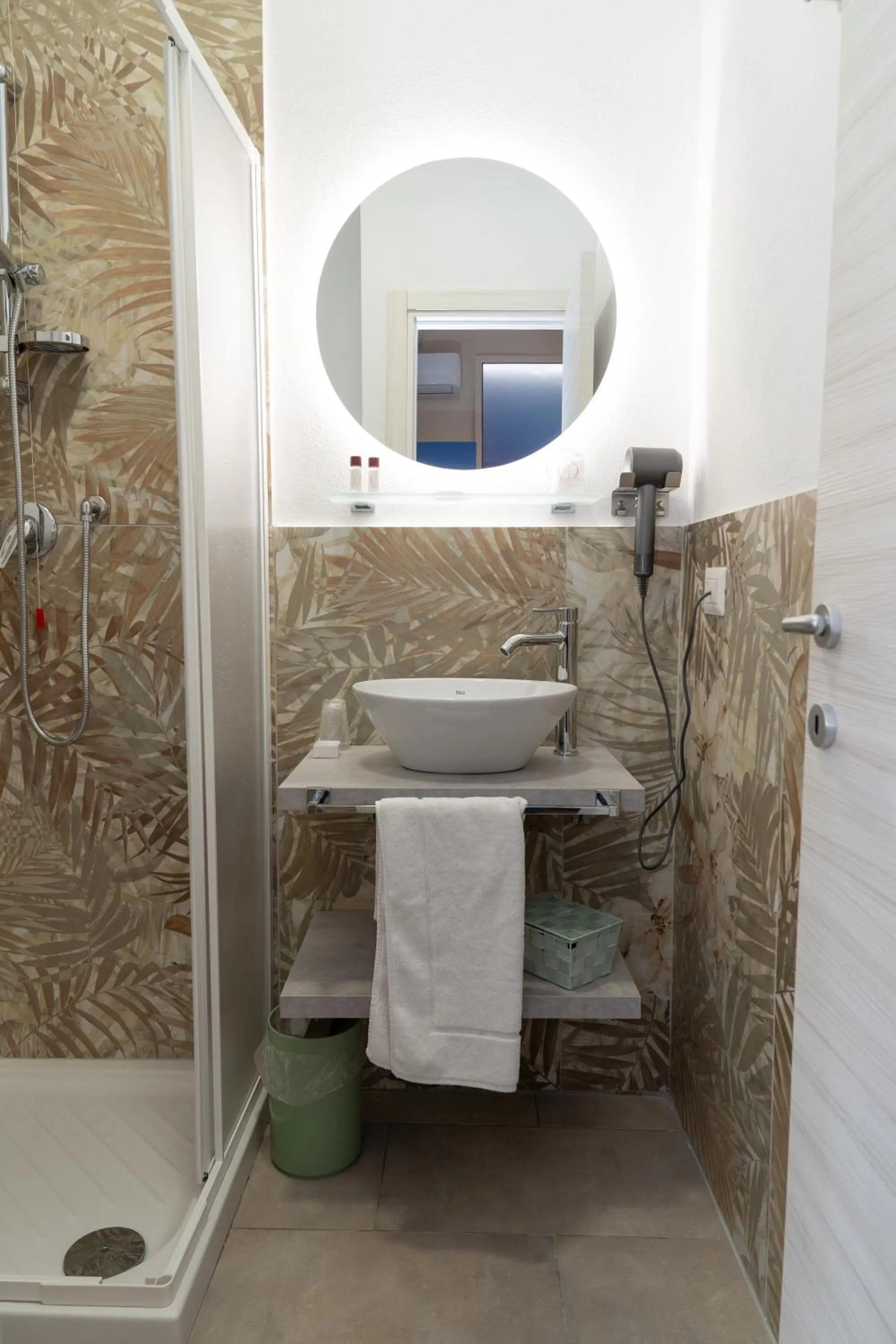 Shower in THE SUN HOTEL BOUTIQUE NAPOLI