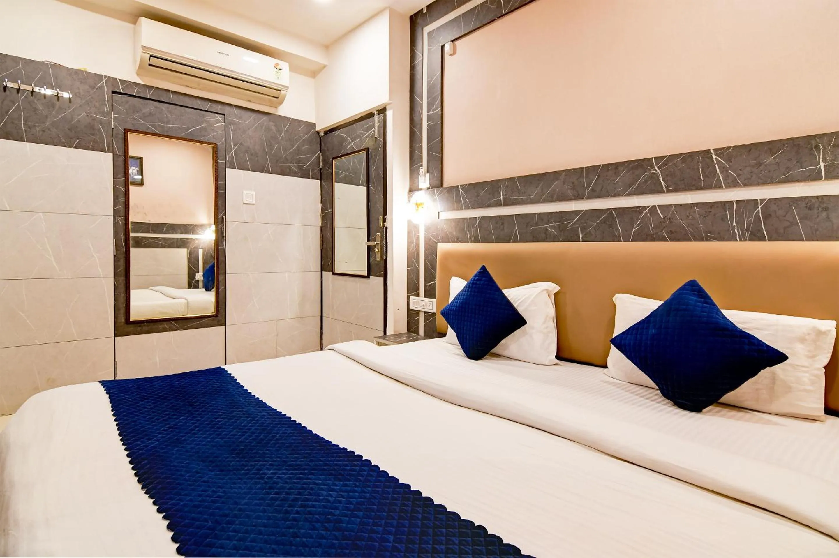 Photo of the whole room, Bed in Hotel Q Inn