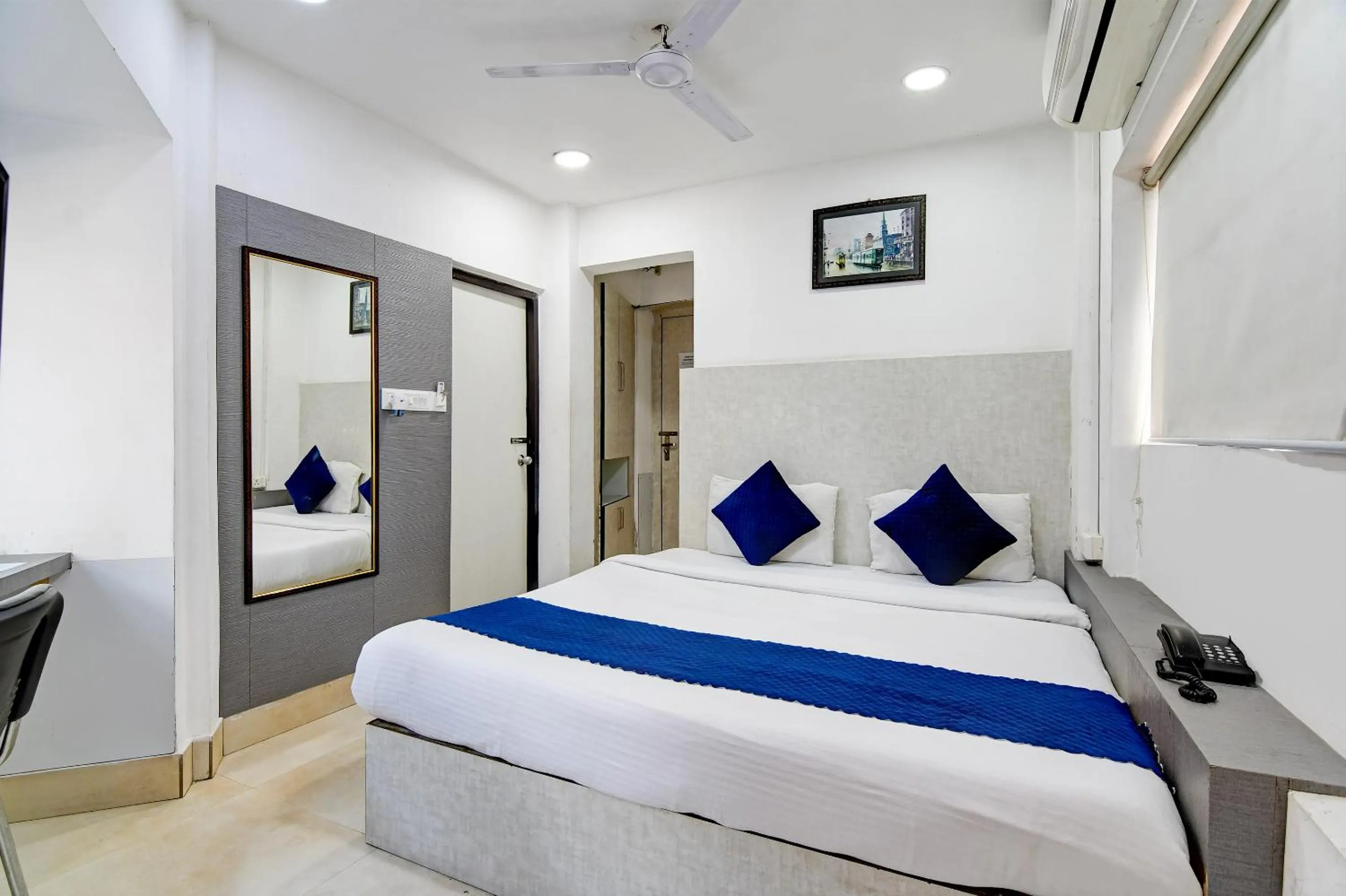 Photo of the whole room, Bed in Hotel Q Inn