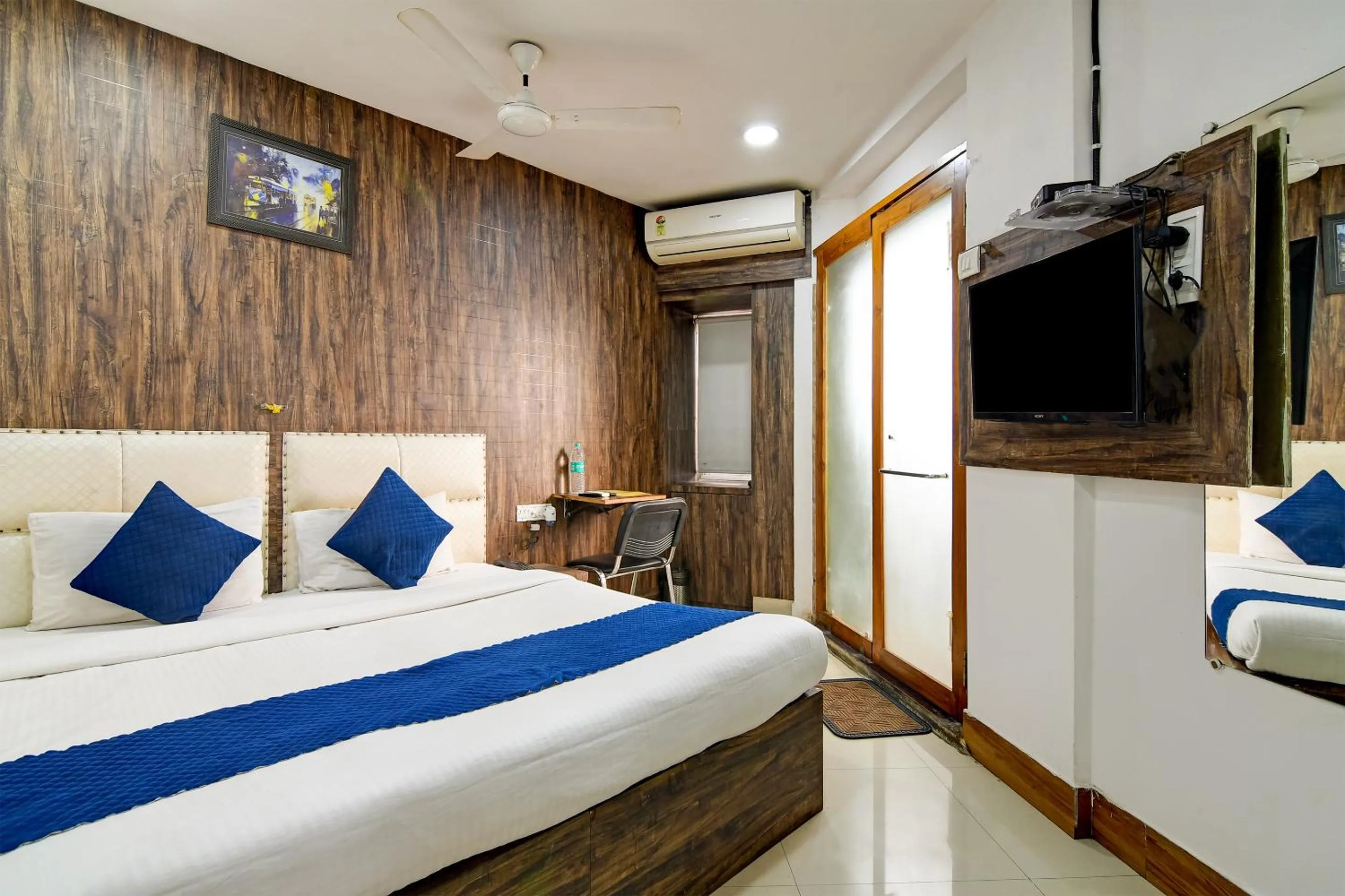 Photo of the whole room, Bed in Hotel Q Inn