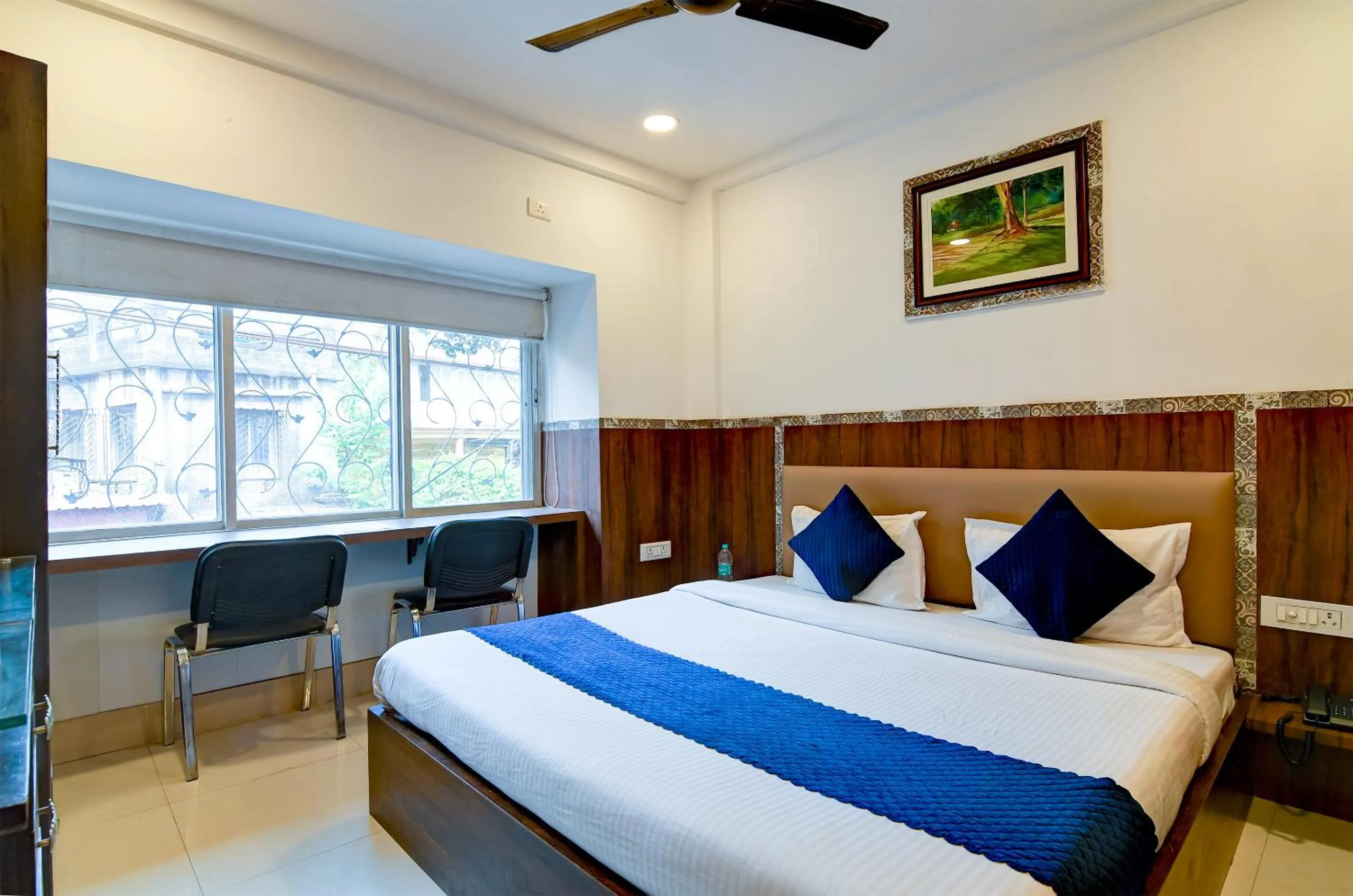 Photo of the whole room, Bed in Hotel Q Inn