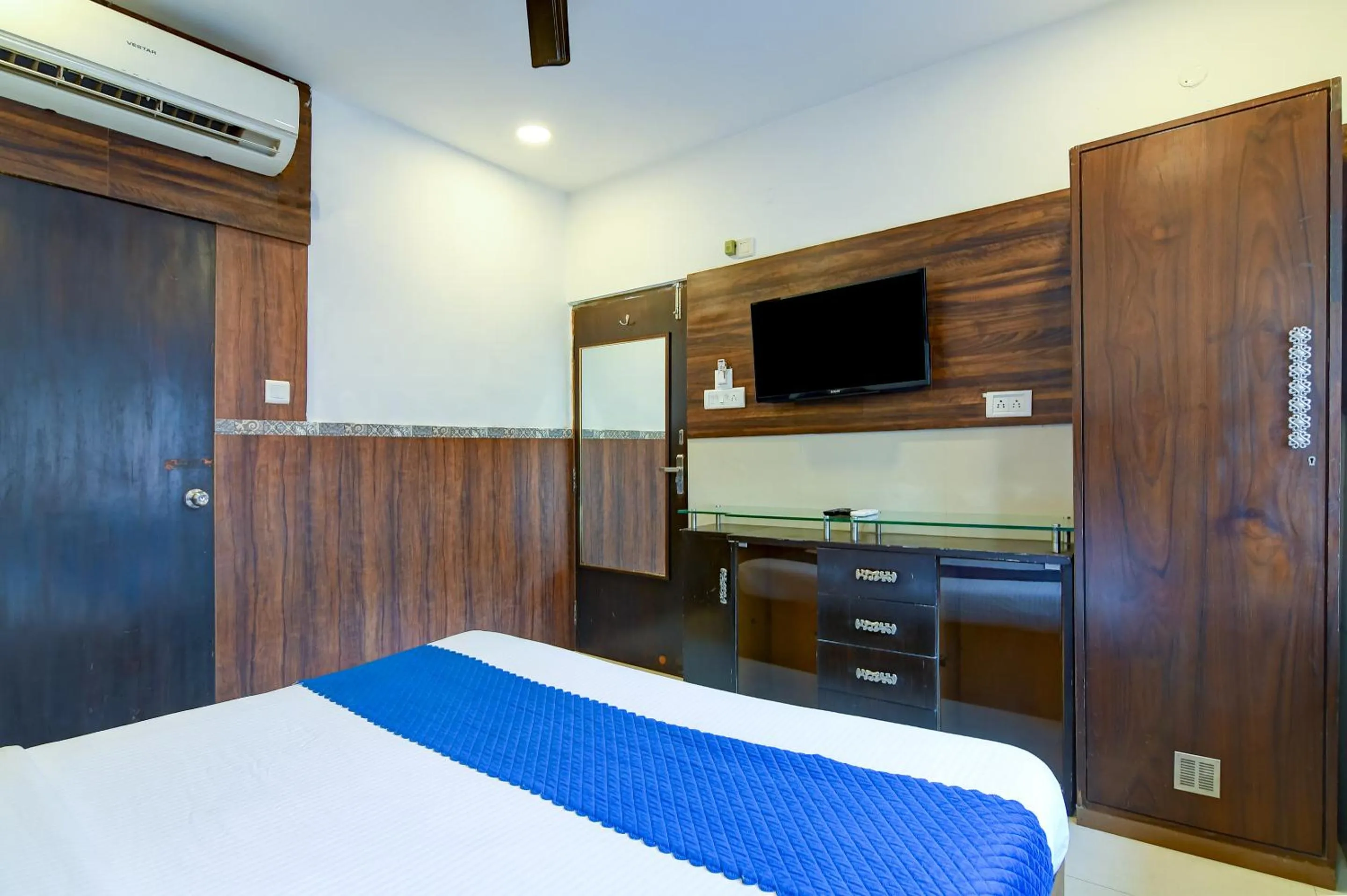 TV and multimedia, Bed in Hotel Q Inn