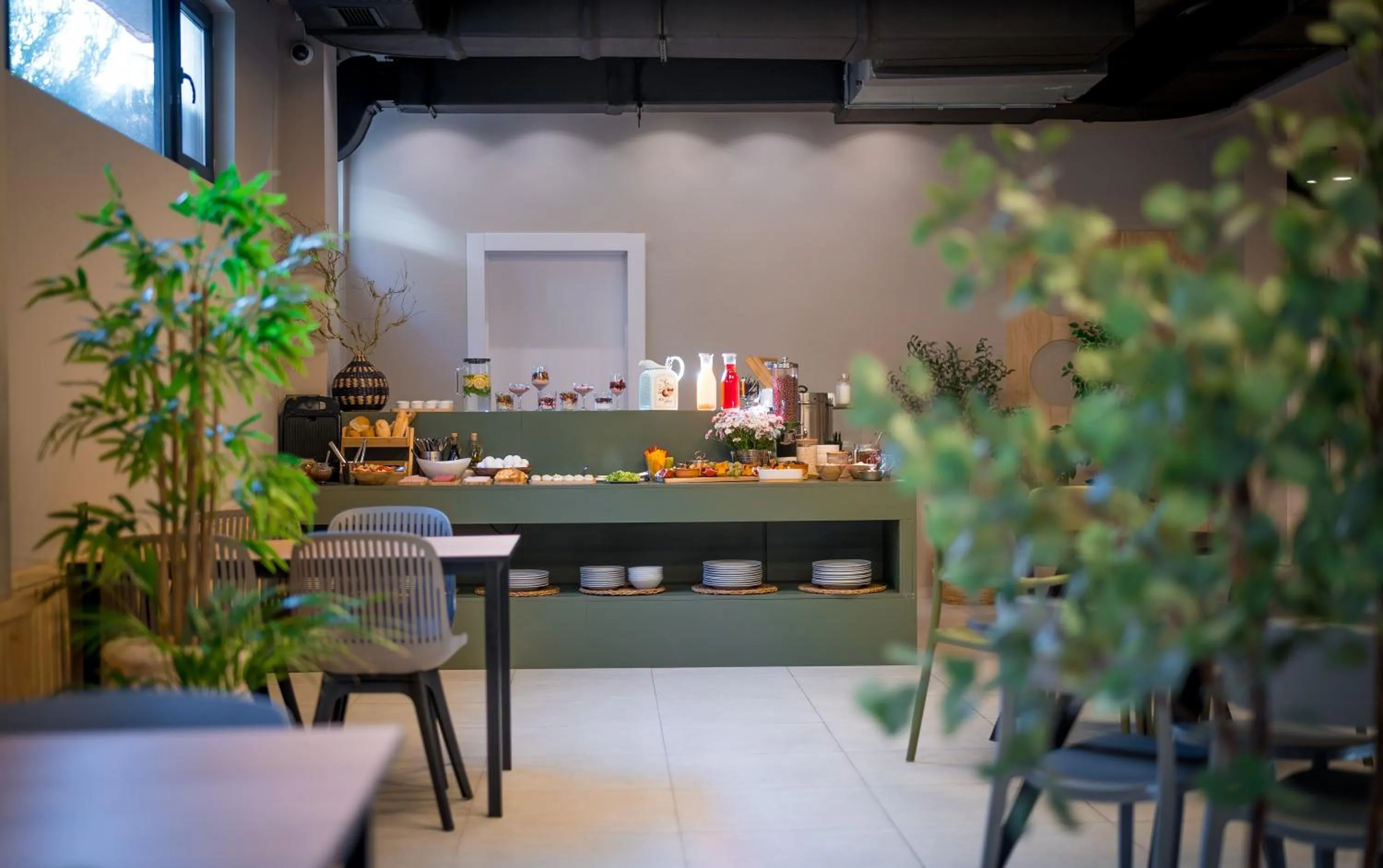 Restaurant/places to eat in Doors Boutique Hotel