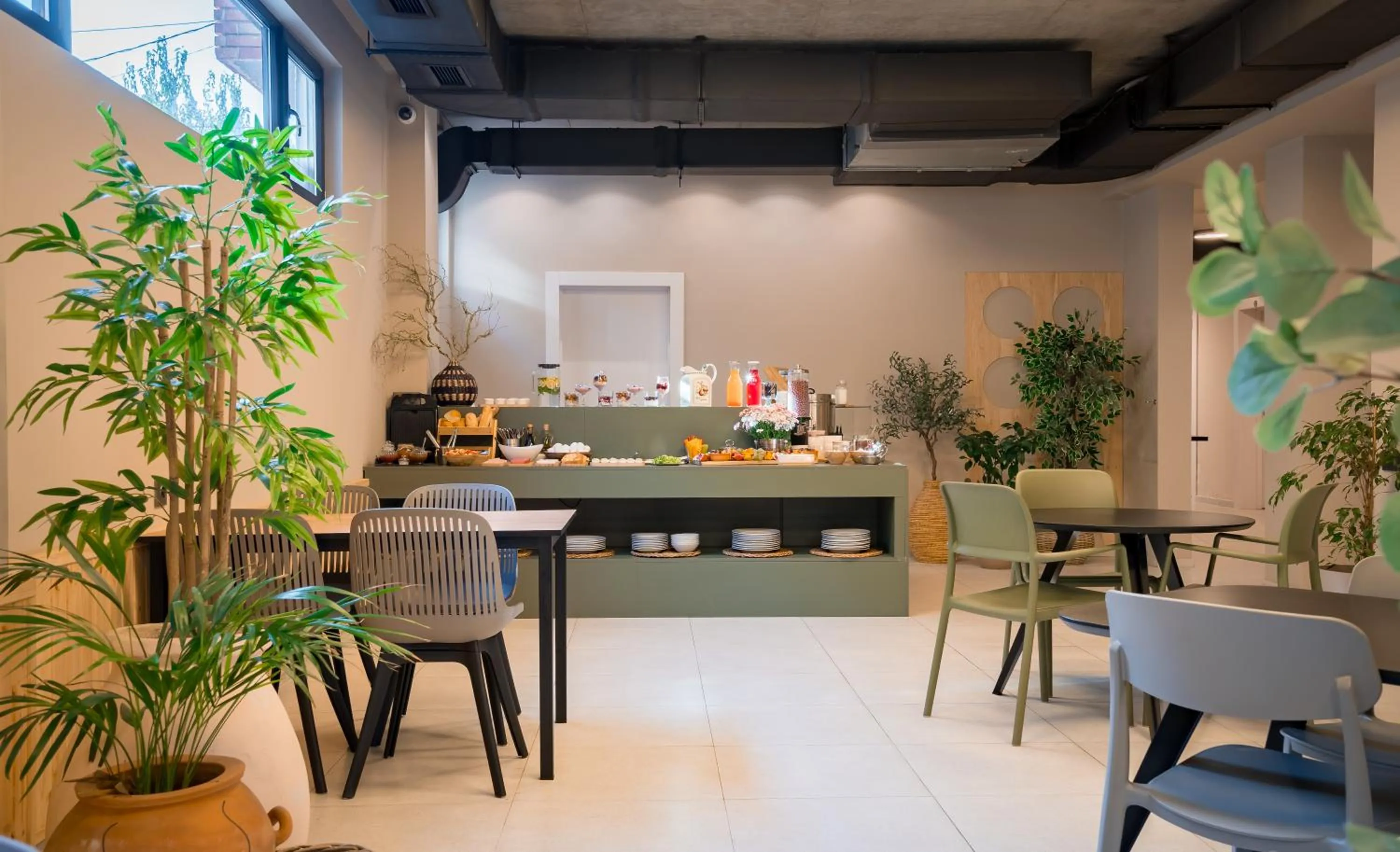 Restaurant/places to eat in Doors Boutique Hotel