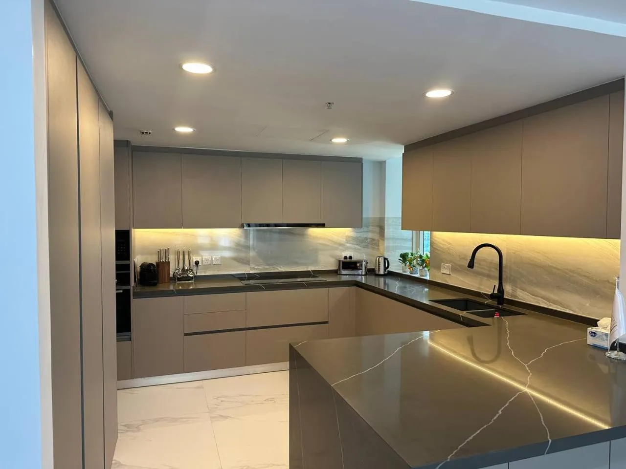 Kitchen or kitchenette in Al Mesk Tower - Dubai Marina by Golden Casa