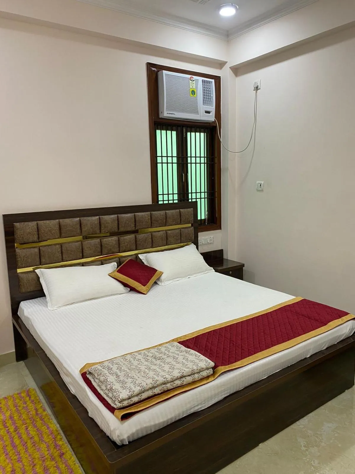 Bed in Shri Ram Paying Guest House Premium Rooms