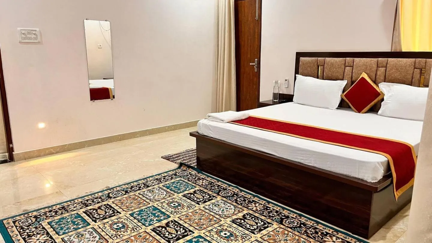 Bed in Shri Ram Paying Guest House Premium Rooms
