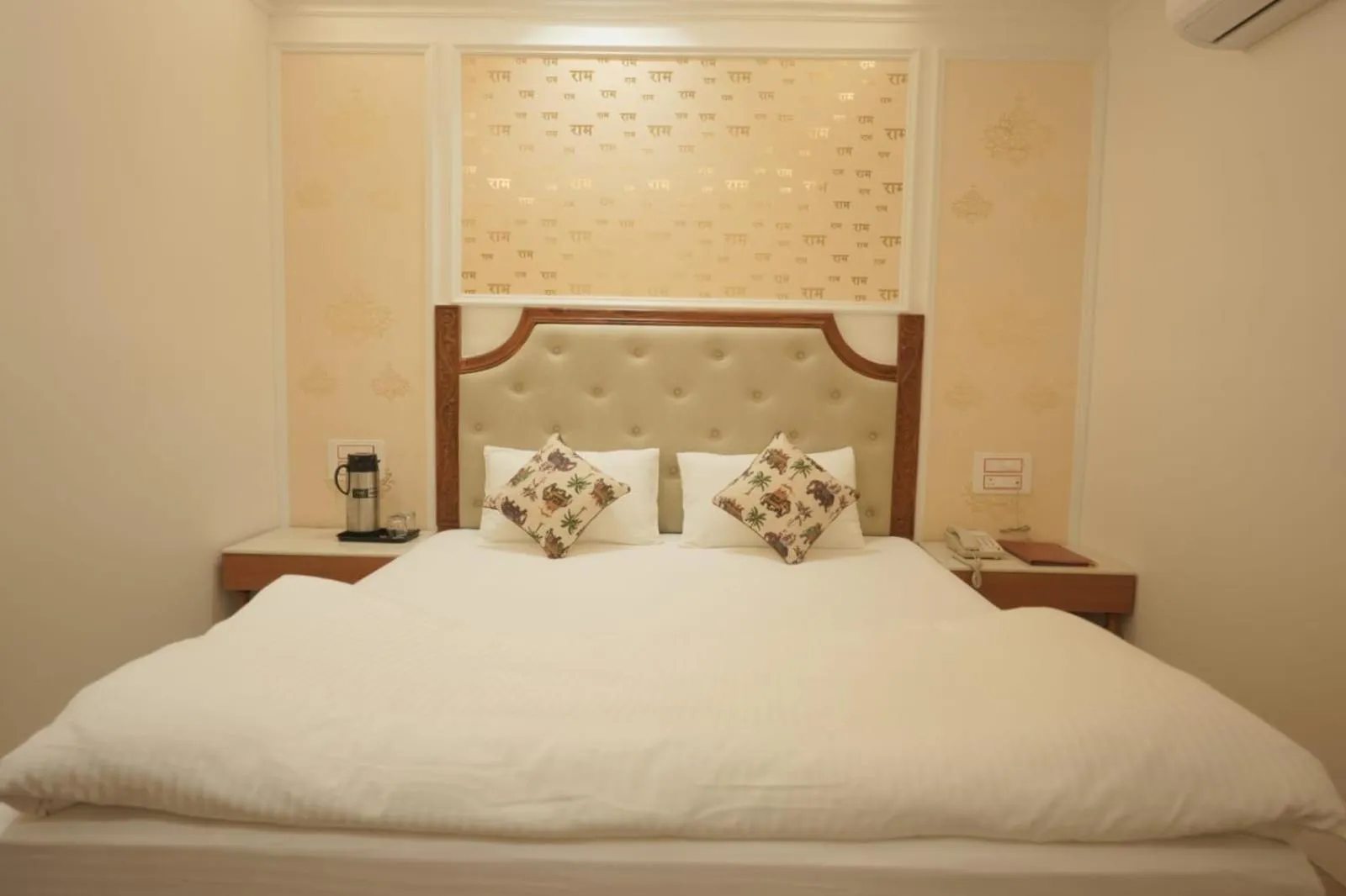 Bed in Shri Ram Paying Guest House Premium Rooms