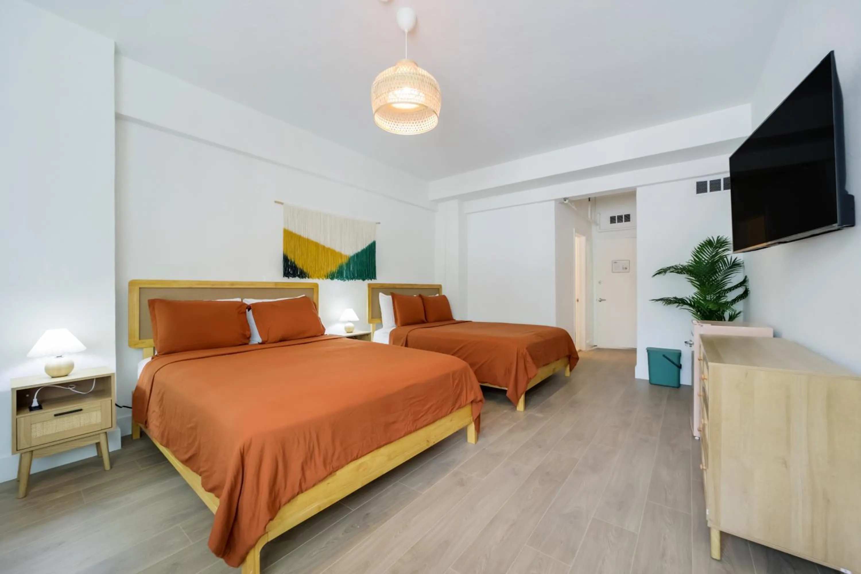 Communal lounge/ TV room, Bed in Tropics Hotel Miami Beach