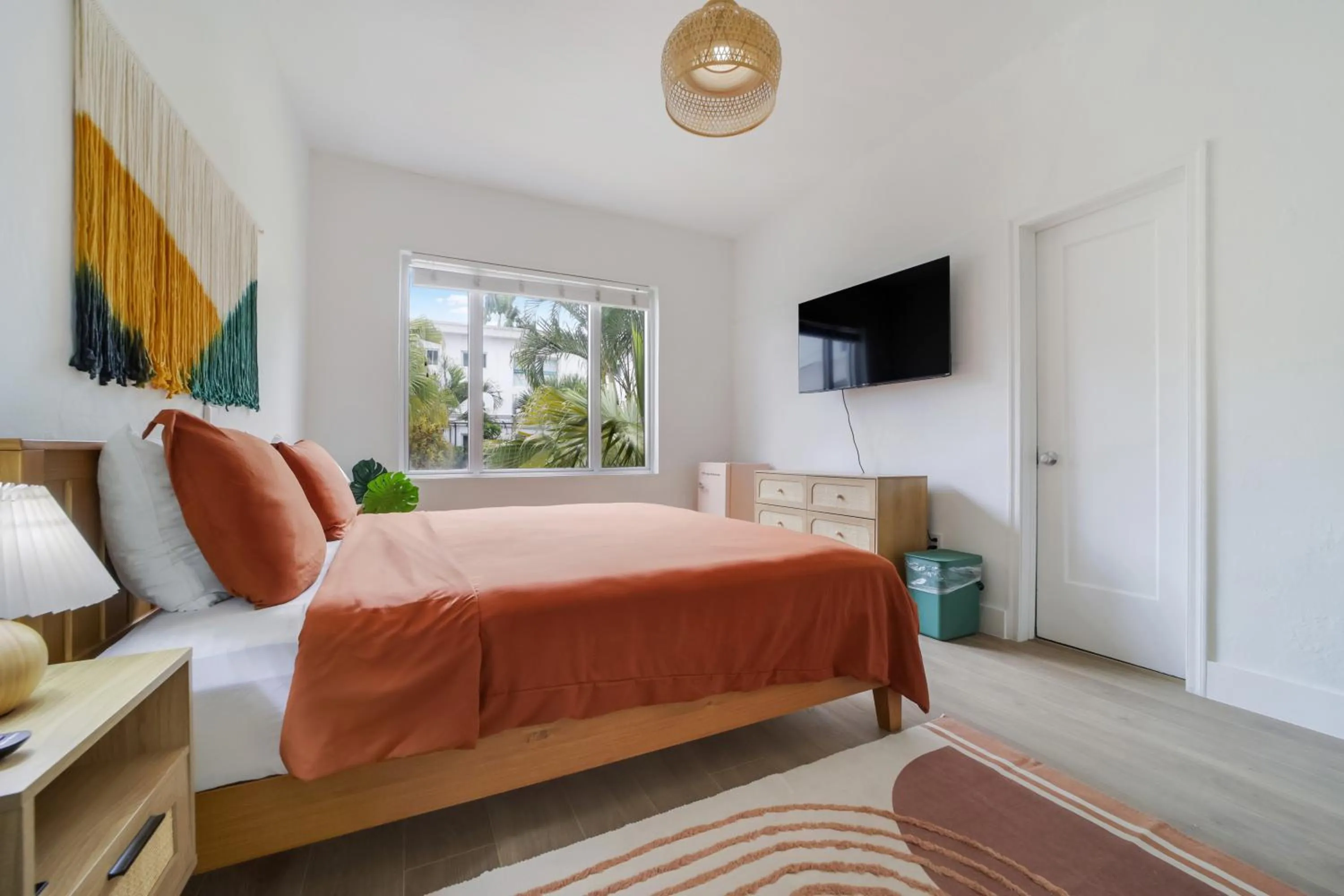 Communal lounge/ TV room, Bed in Tropics Hotel Miami Beach