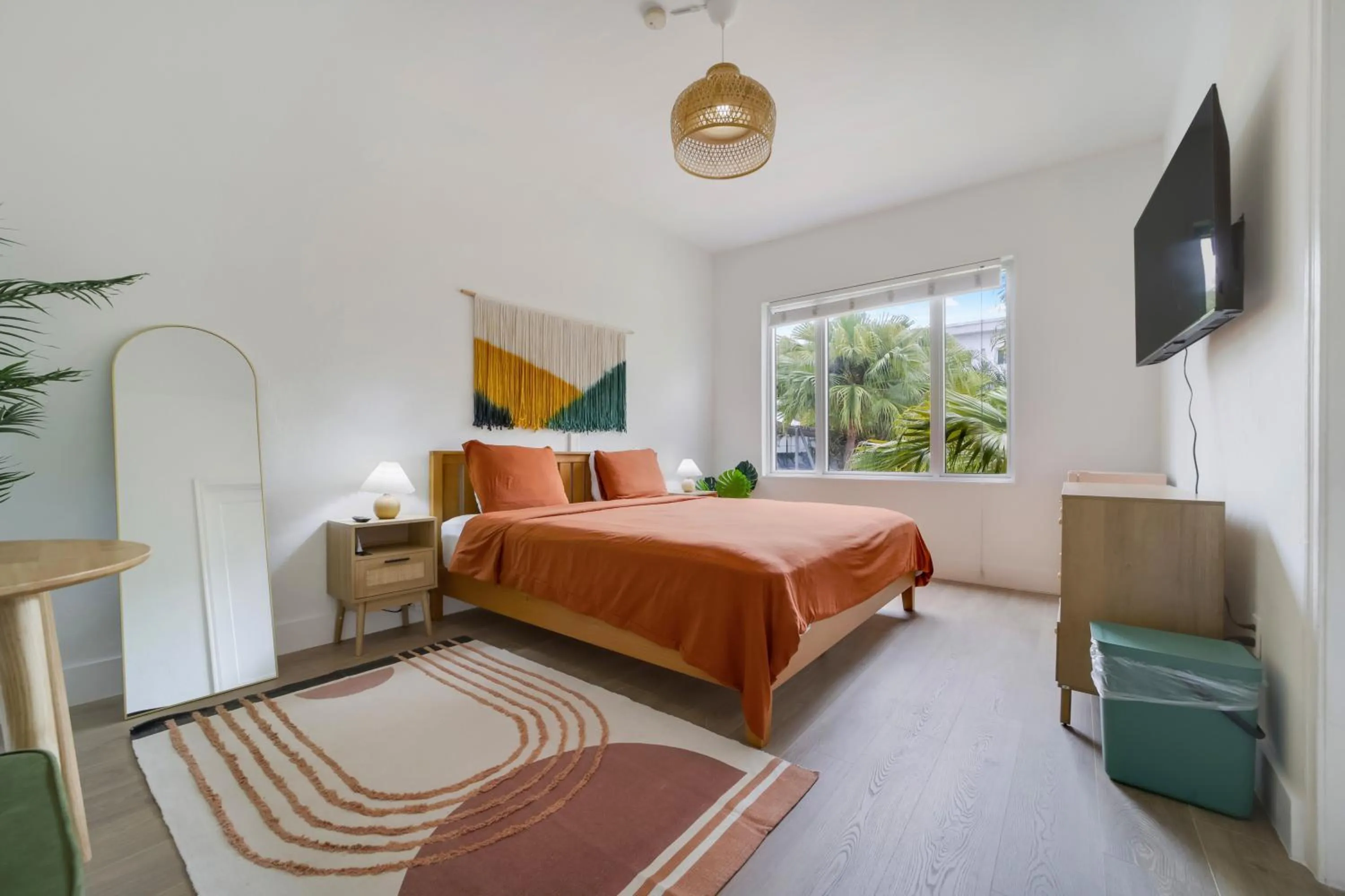 Communal lounge/ TV room, Bed in Tropics Hotel Miami Beach