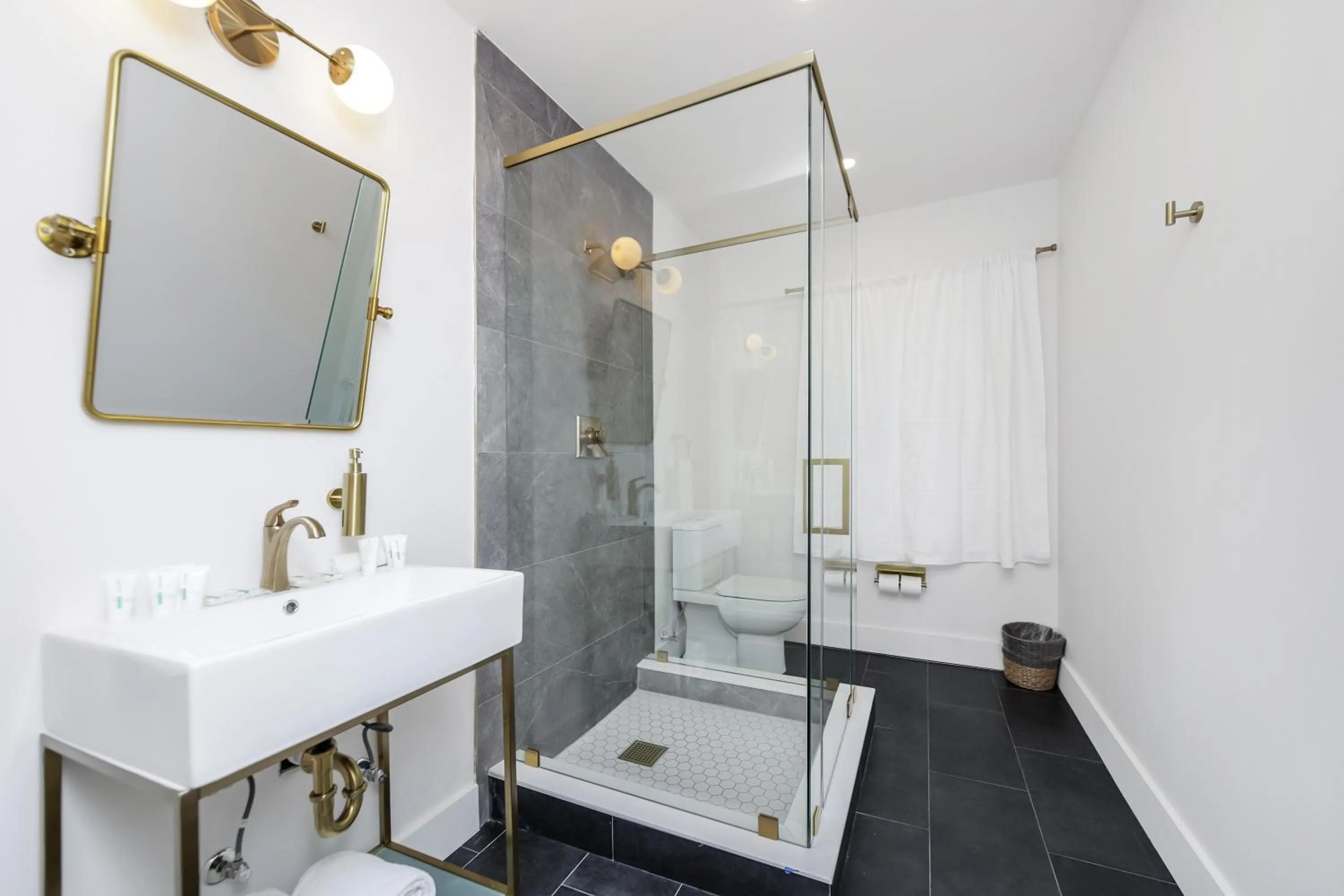 Shower in Tropics Hotel Miami Beach