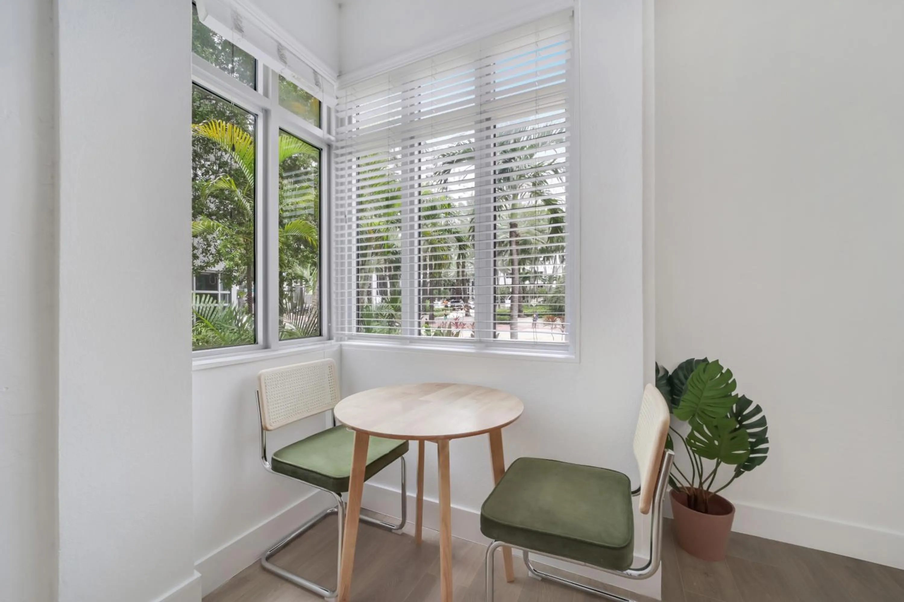 Seating area in Tropics Hotel Miami Beach