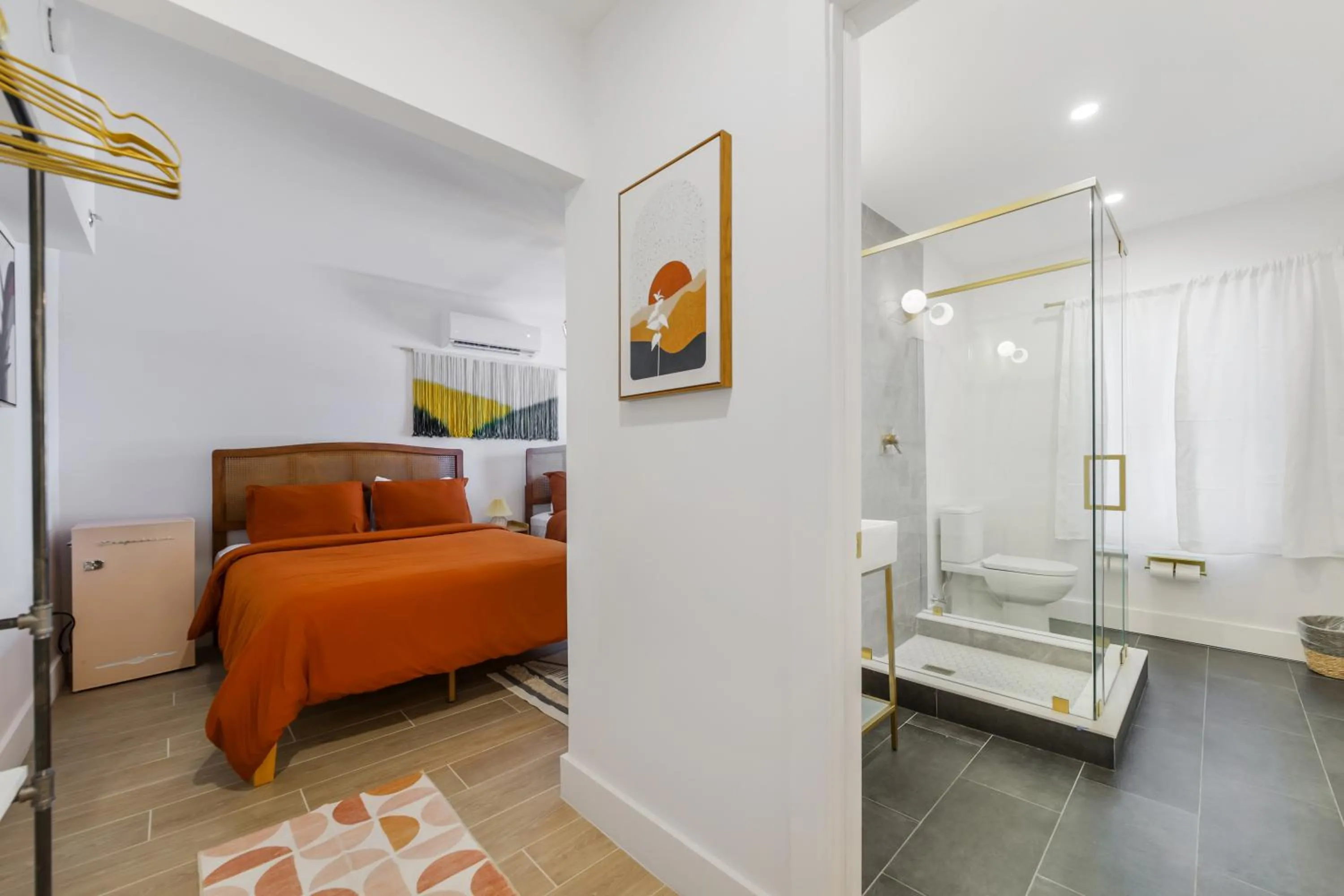 Shower, Bed in Tropics Hotel Miami Beach