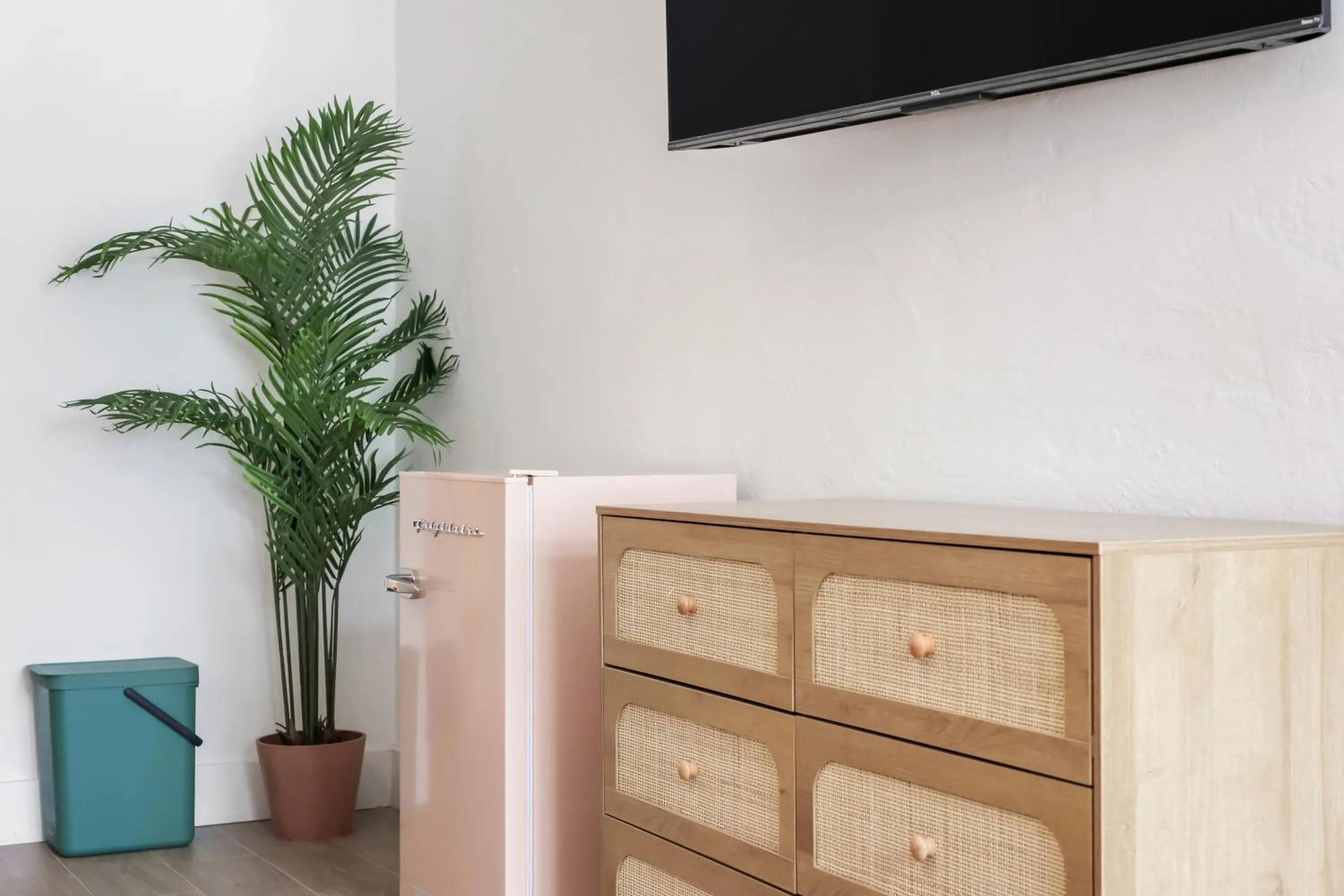 Communal lounge/ TV room in Tropics Hotel Miami Beach