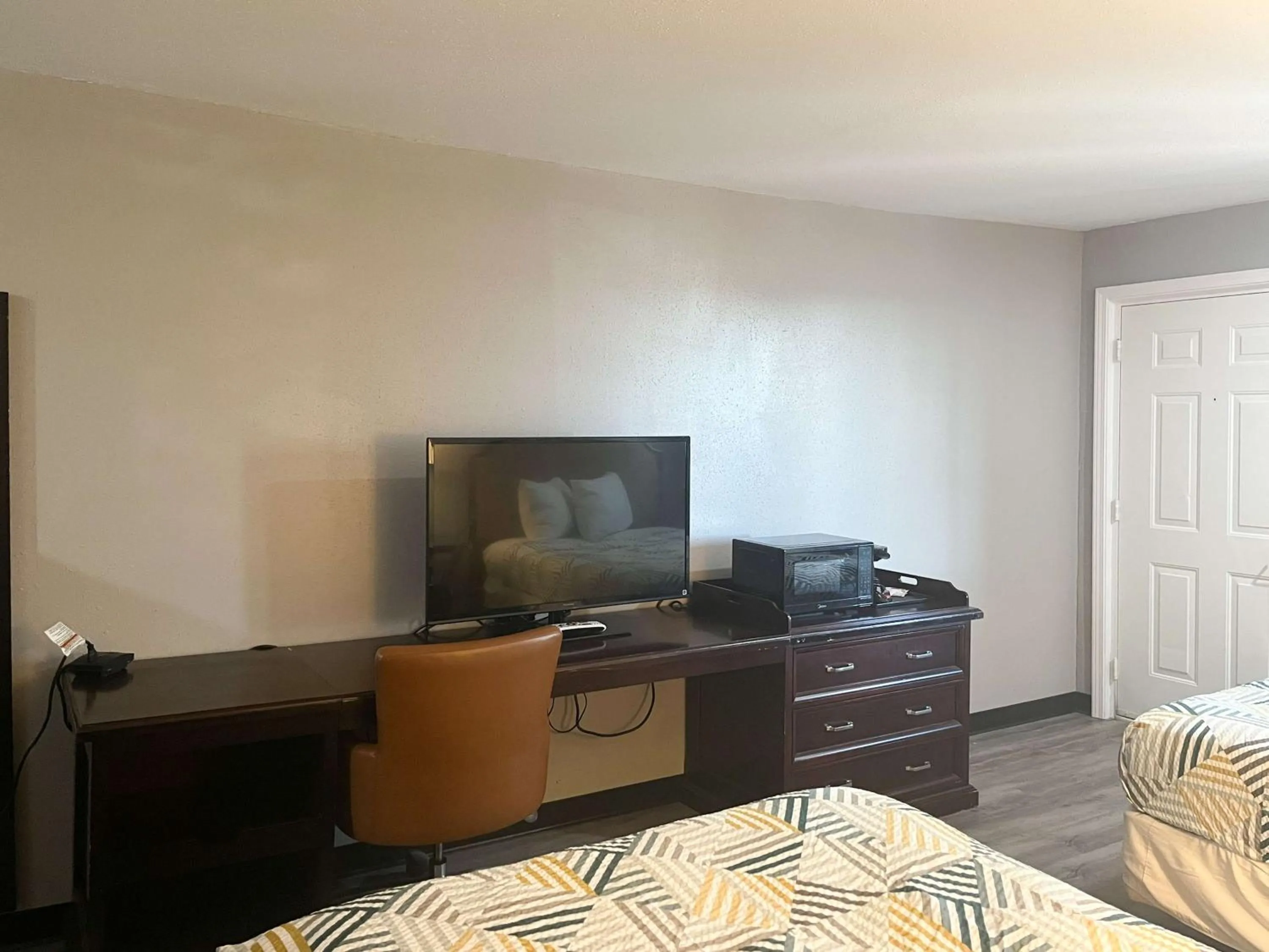 Photo of the whole room, Bed in Motel 6 Borger, TX Boom Town