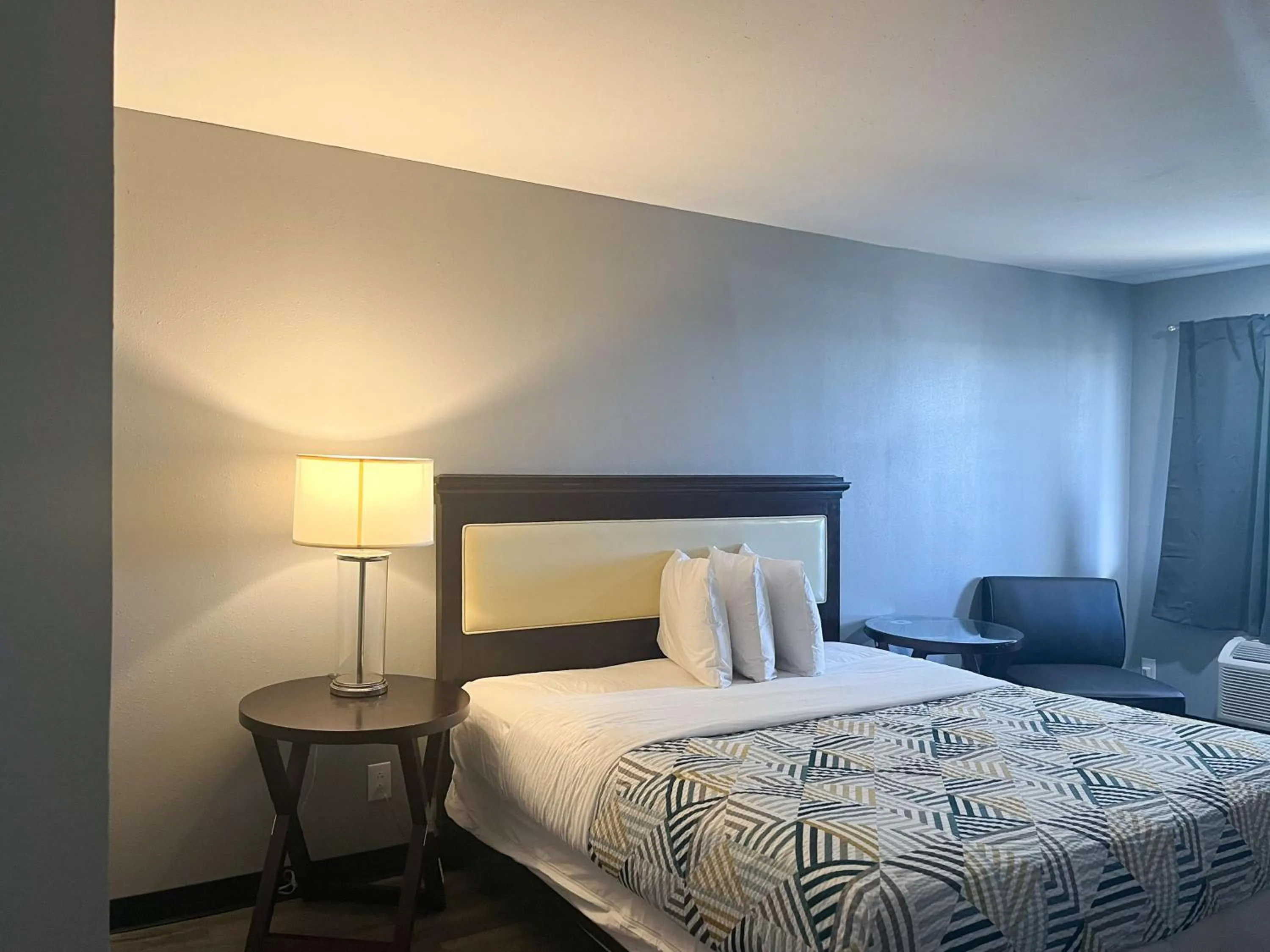 Bedroom, Bed in Motel 6 Borger, TX Boom Town