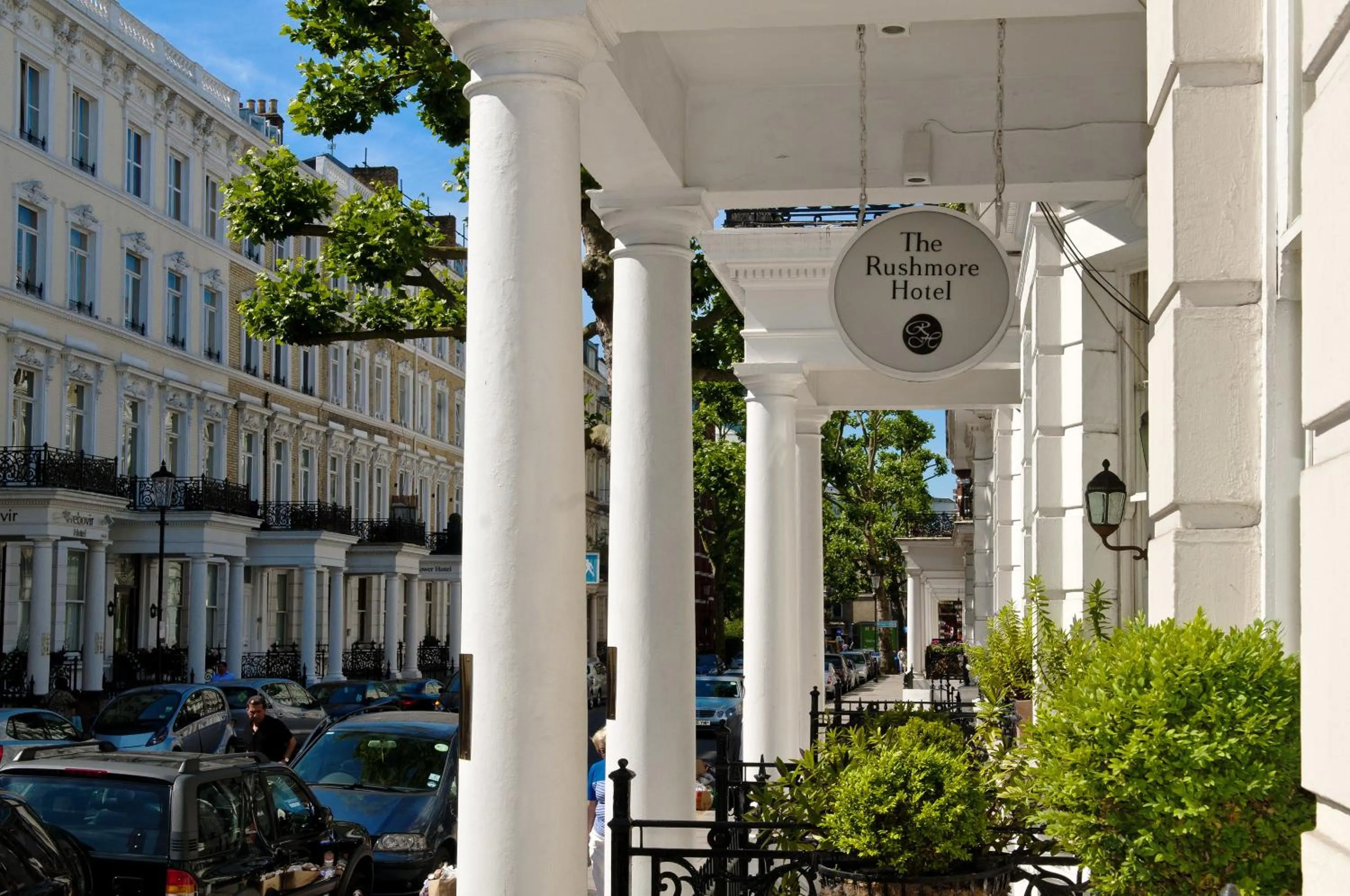 Facade/entrance in Rushmore Hotel