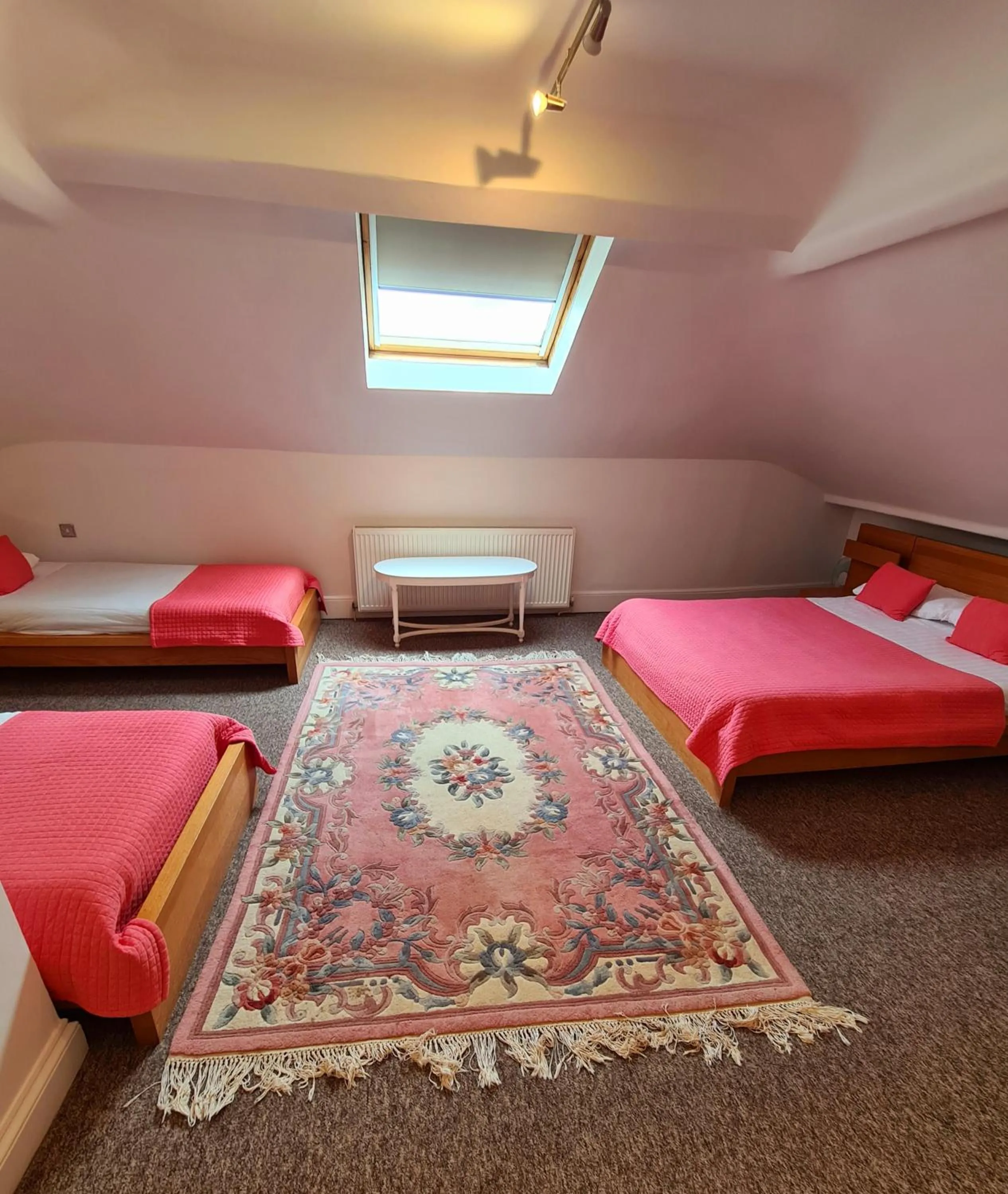 Photo of the whole room, Bed in Rushmore Hotel