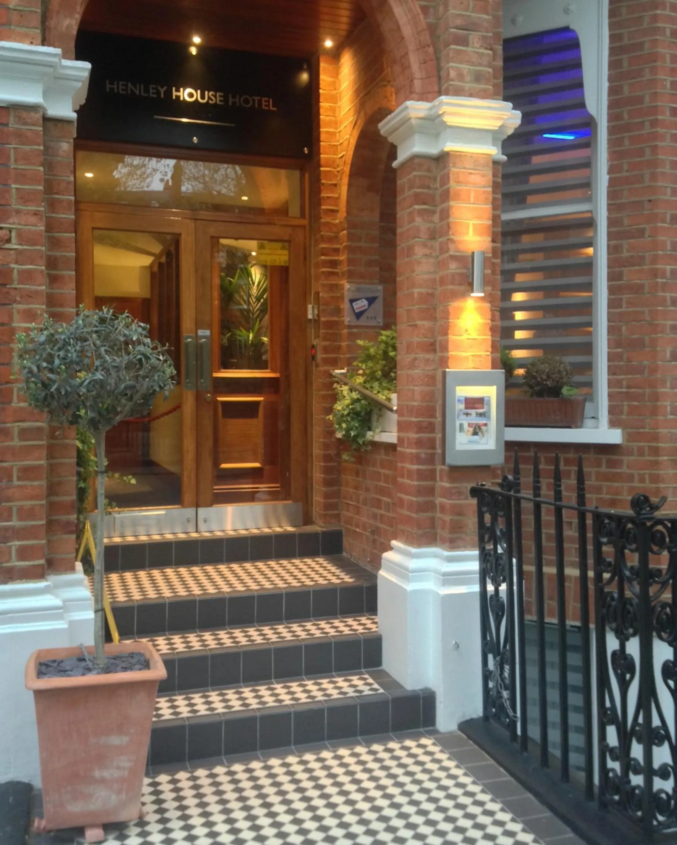 Facade/entrance in Henley House Hotel