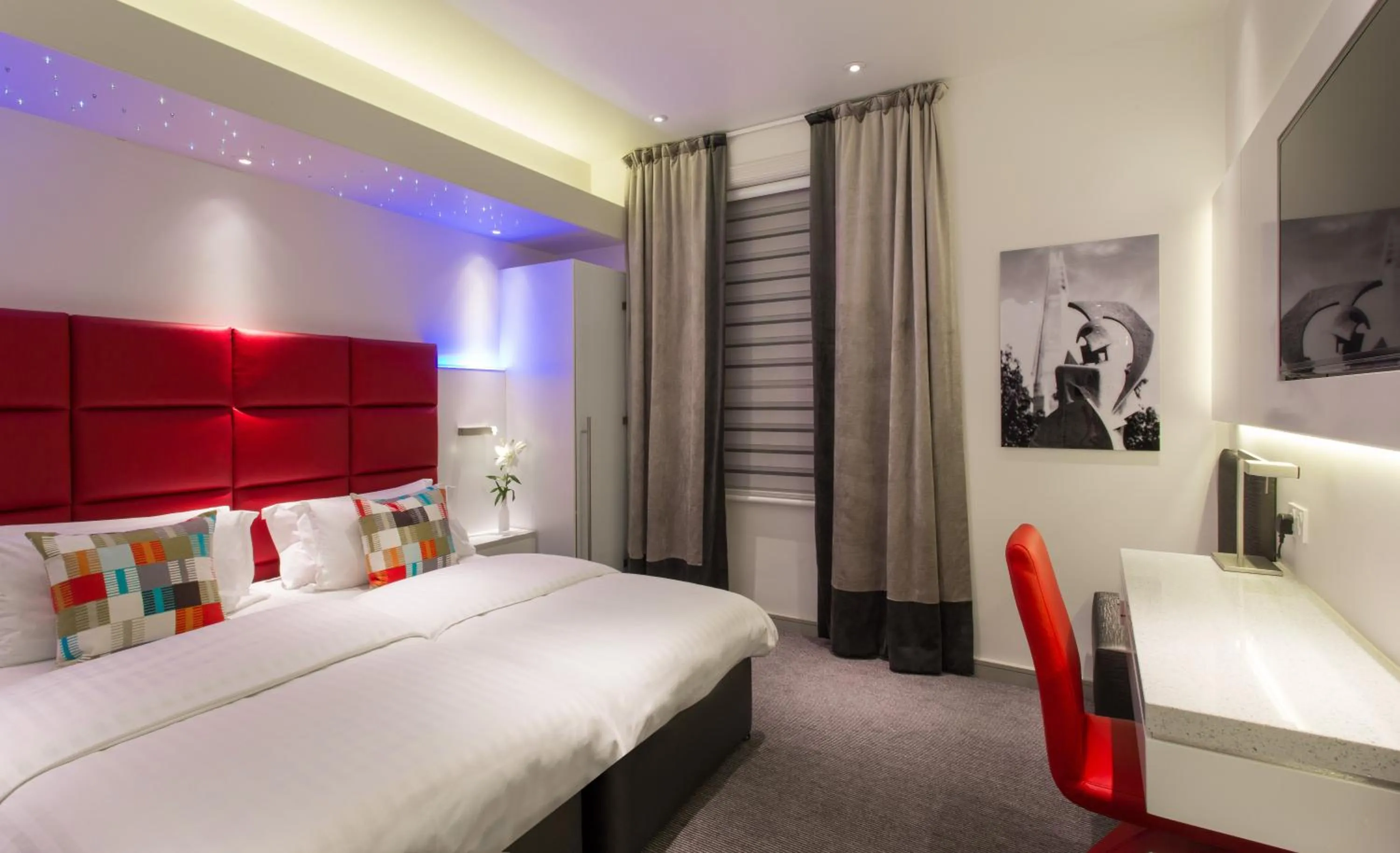 Photo of the whole room, Bed in Henley House Hotel