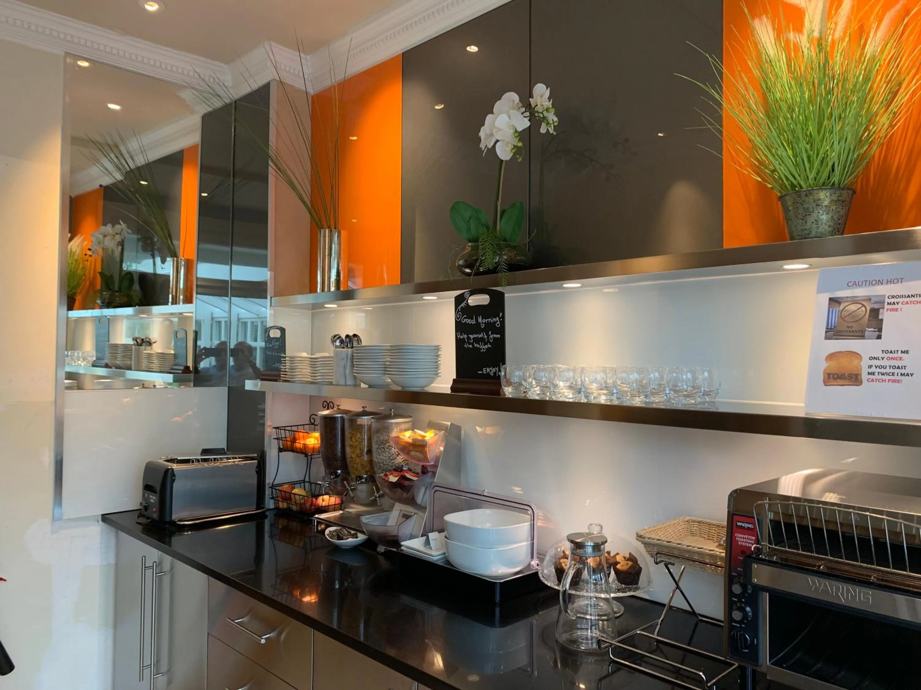 Restaurant/places to eat in Henley House Hotel