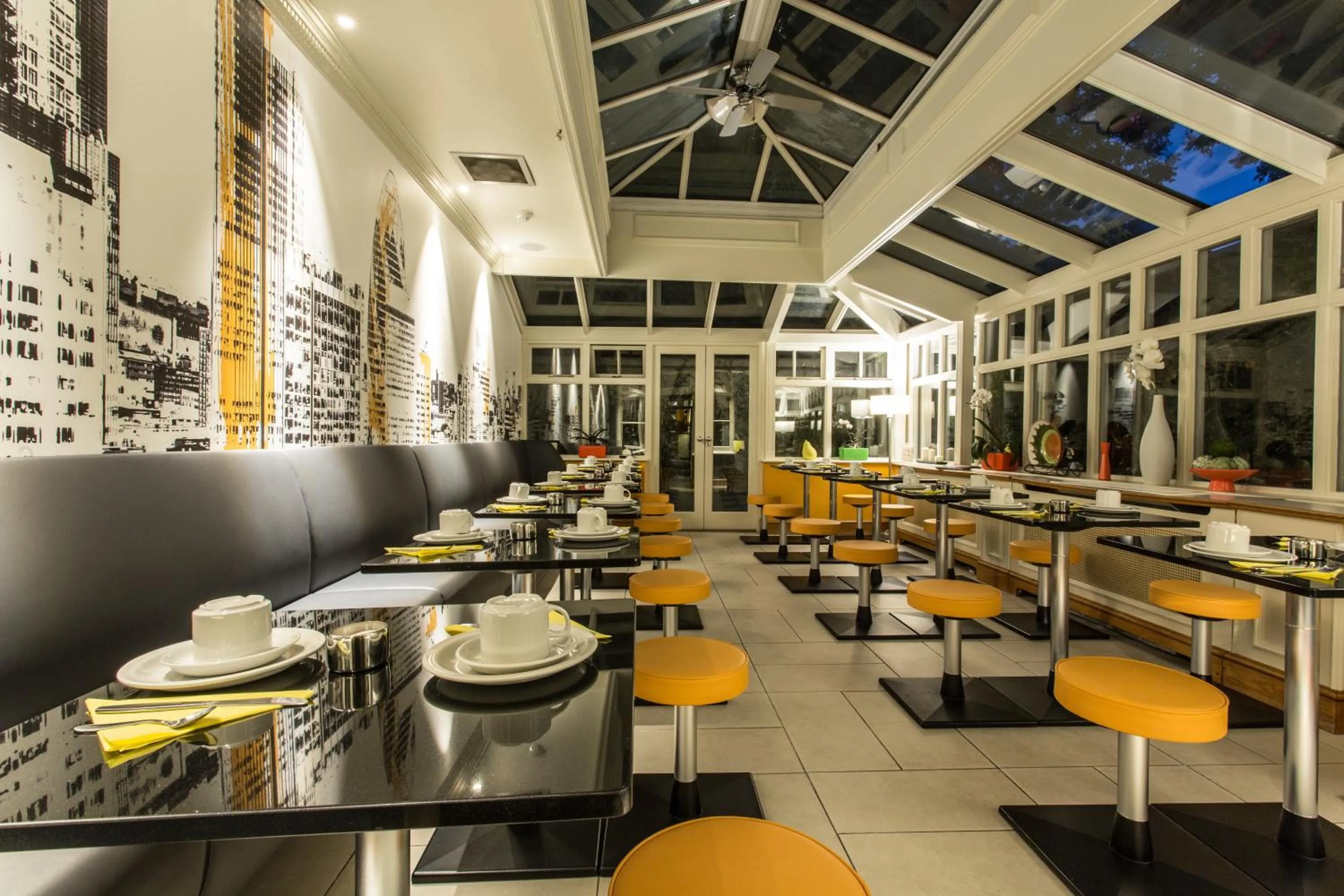 Restaurant/places to eat in Henley House Hotel