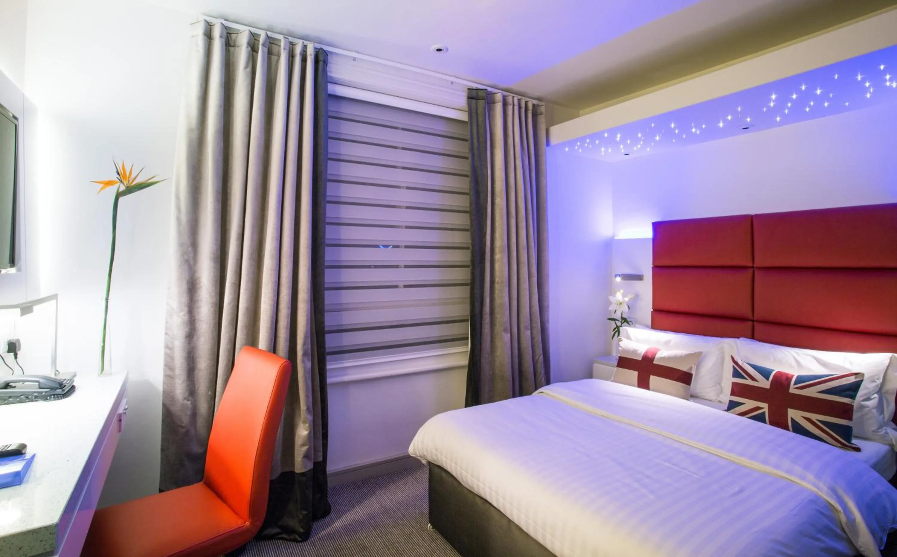 Photo of the whole room, Bed in Henley House Hotel