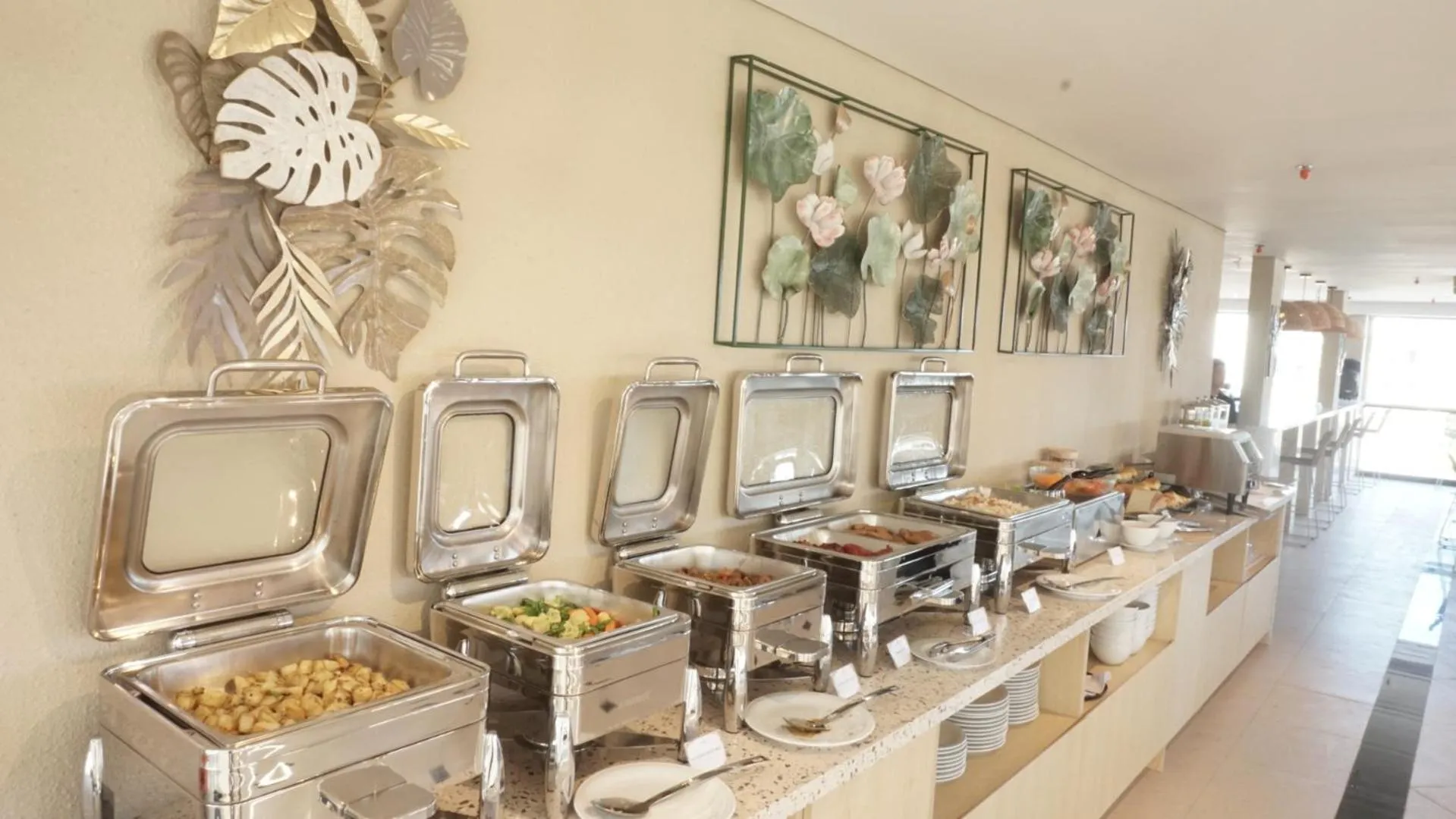 Restaurant/places to eat in Aster Apartment Bali