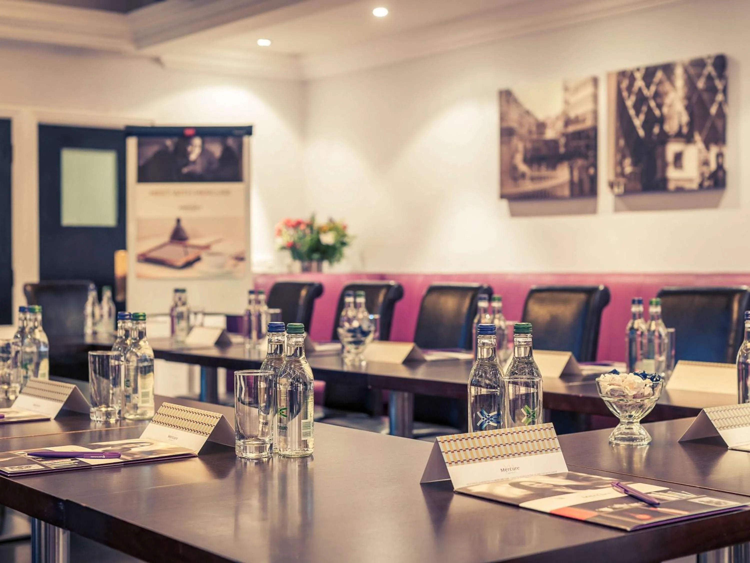 On site, Restaurant/Places to Eat in Mercure London Kensington Hotel