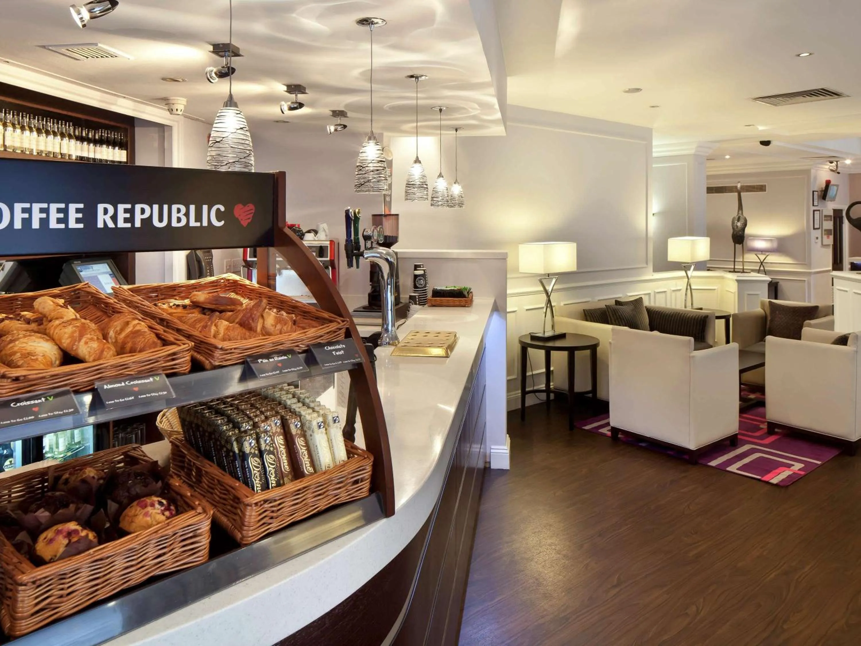 Lounge or bar in Mercure London Kensington Hotel