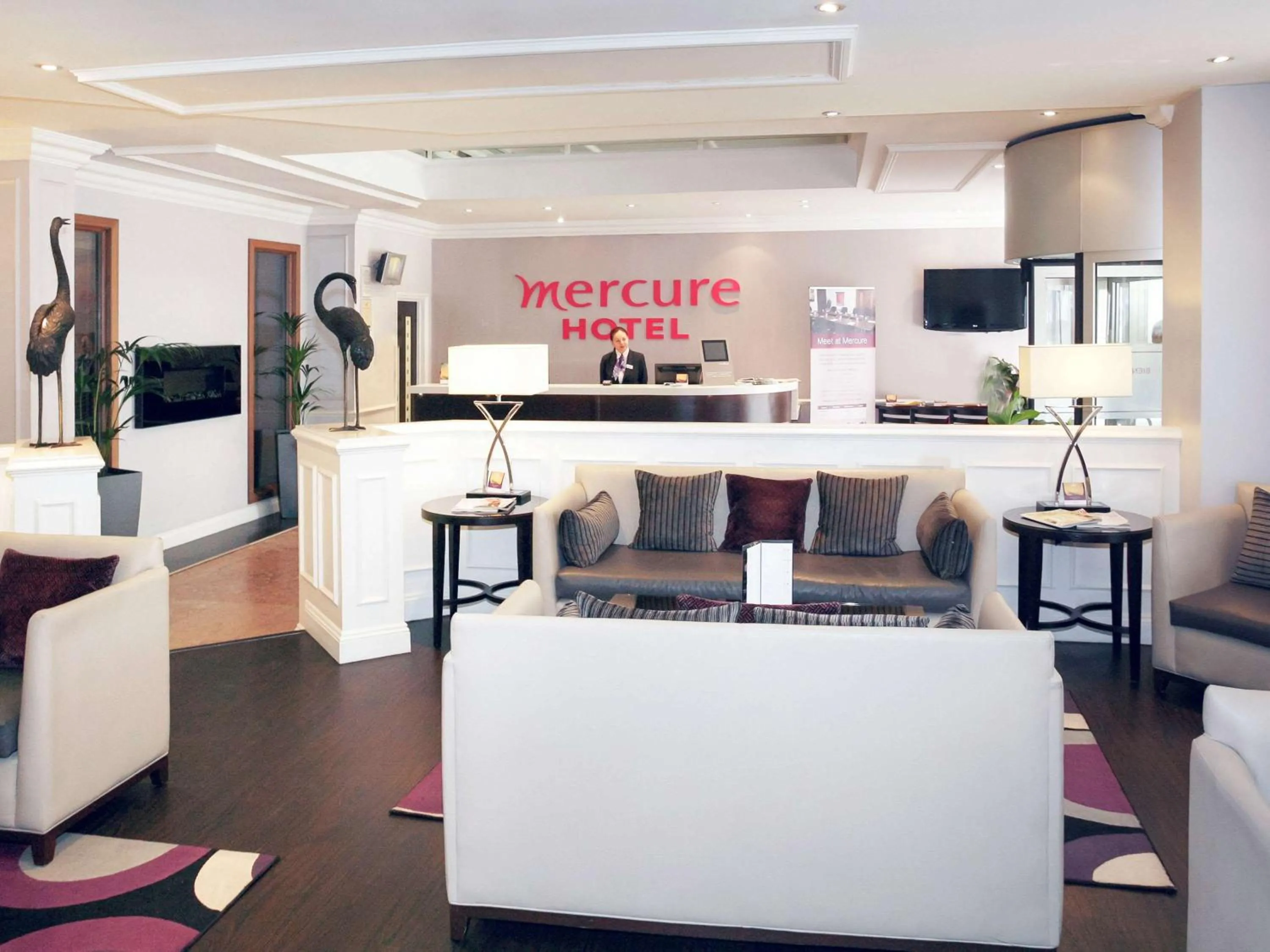 Lounge or bar in Mercure London Kensington Hotel