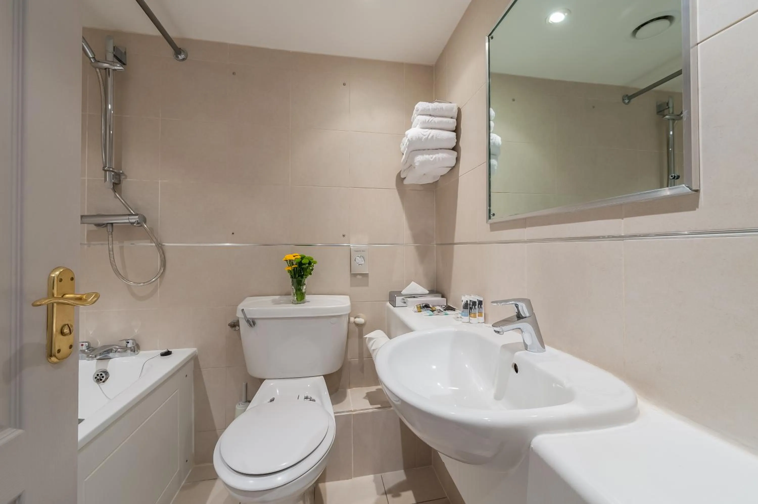 Toilet, Bathroom in Mercure London Kensington Hotel