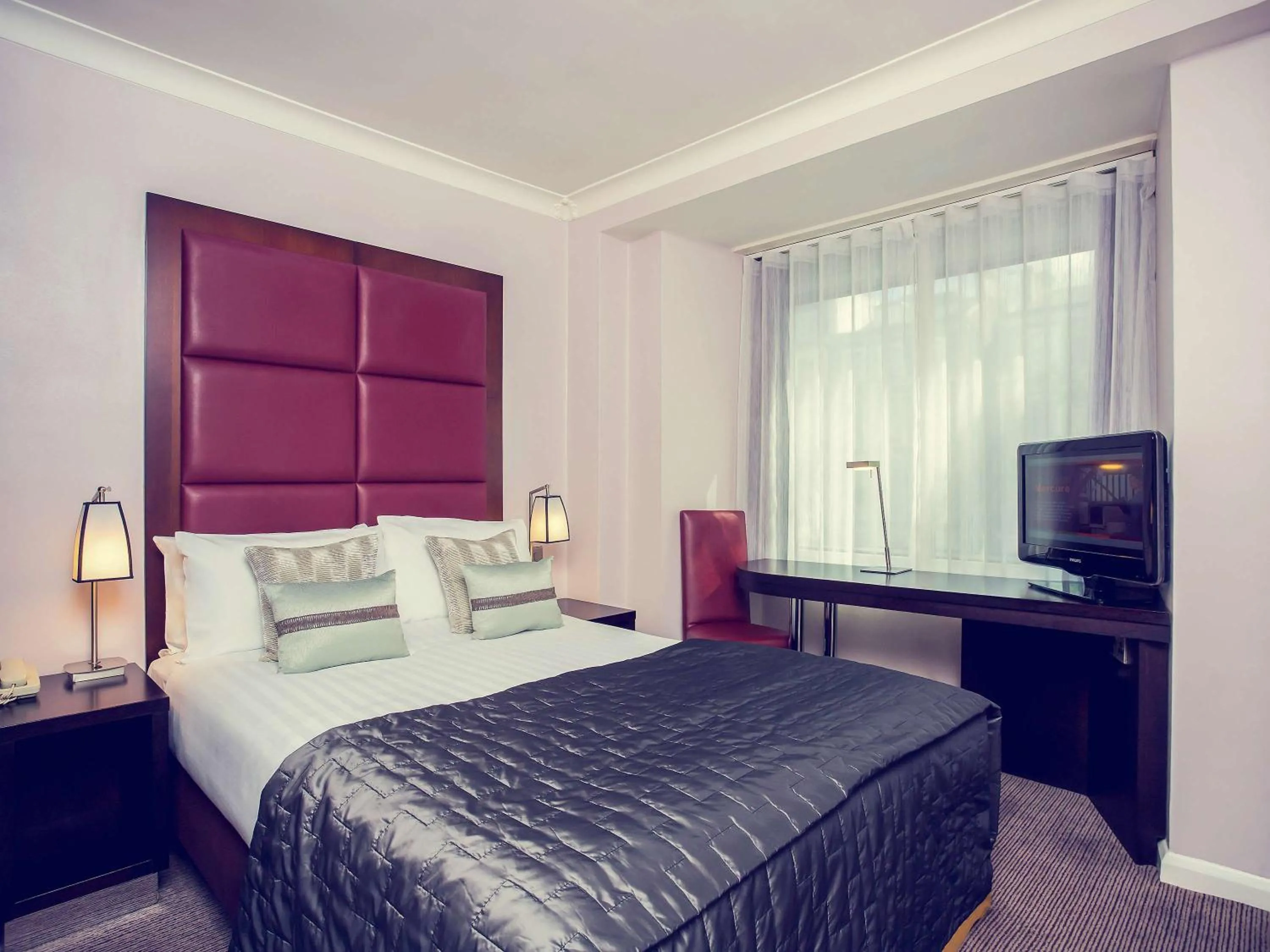Photo of the whole room, TV/Entertainment Center in Mercure London Kensington Hotel