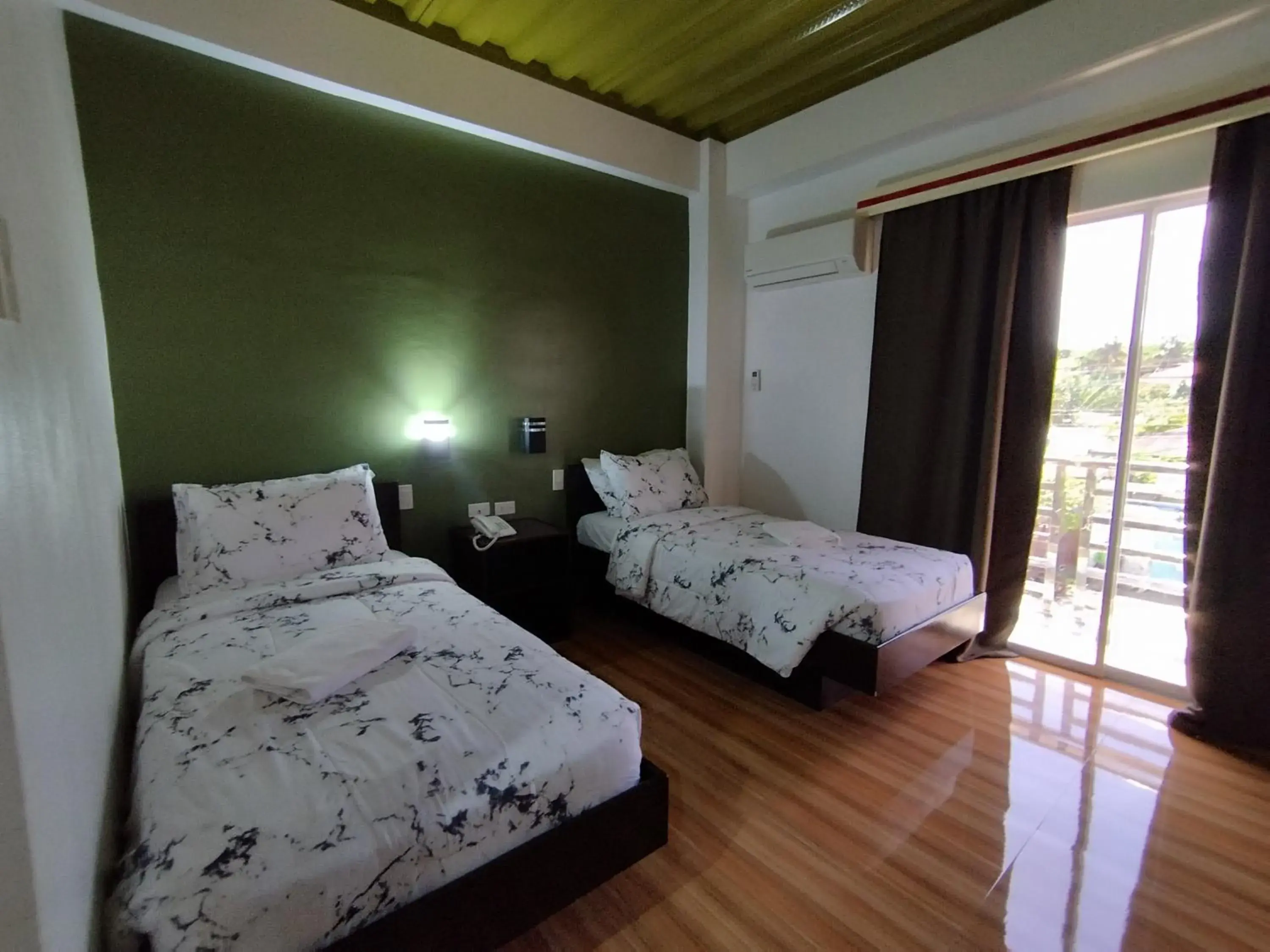 Twin Room in RedDoorz @ LQJ Hotel Old Buswang Kalibo Twin Room in RedDoorz @ LQJ Hotel Old Buswang Kalibo