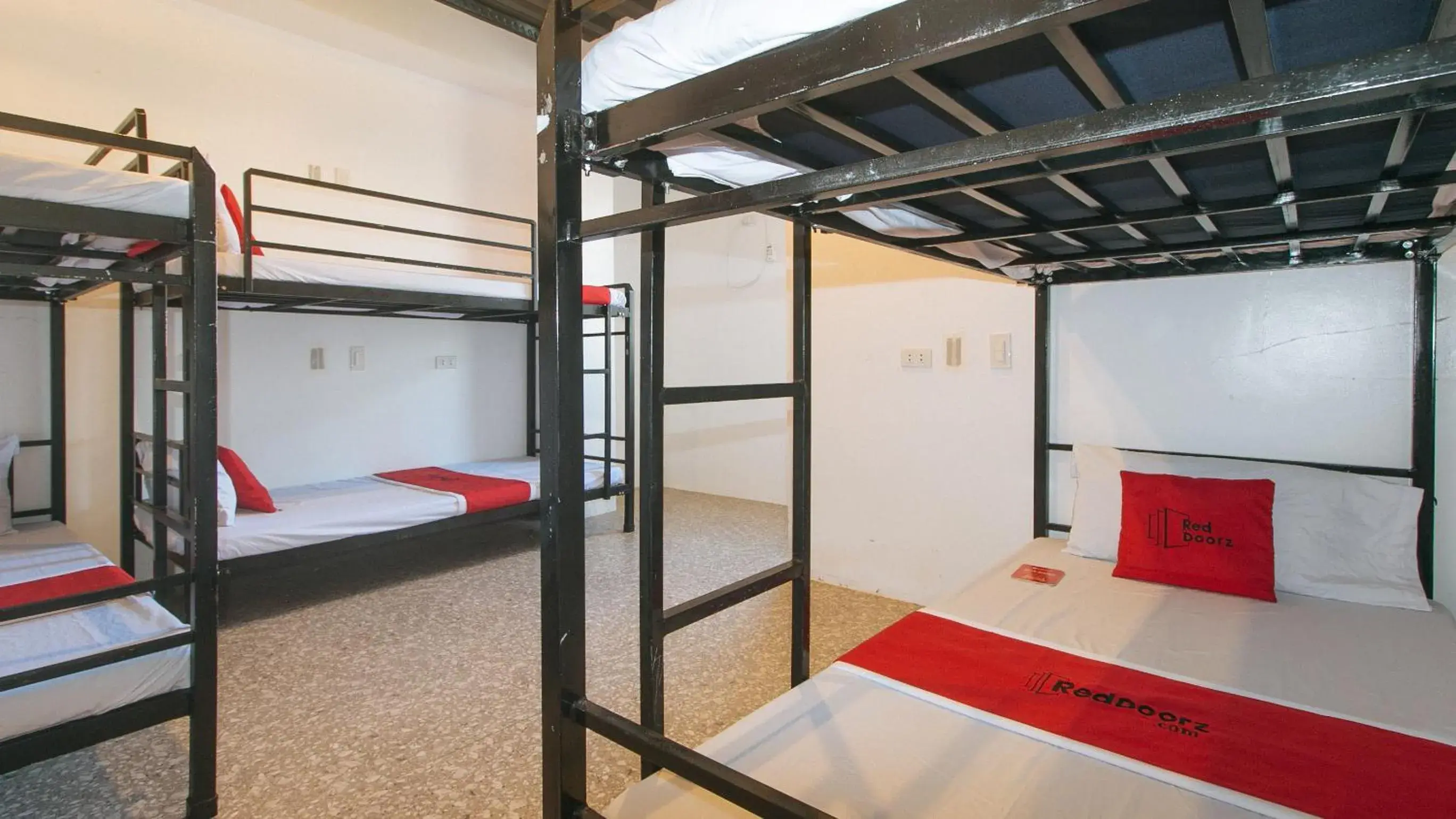 6-Bed Mixed Dormitory Room in RedDoorz @ Recson Boracay Hostel 6-Bed Mixed Dormitory Room in RedDoorz @ Recson Boracay Hostel