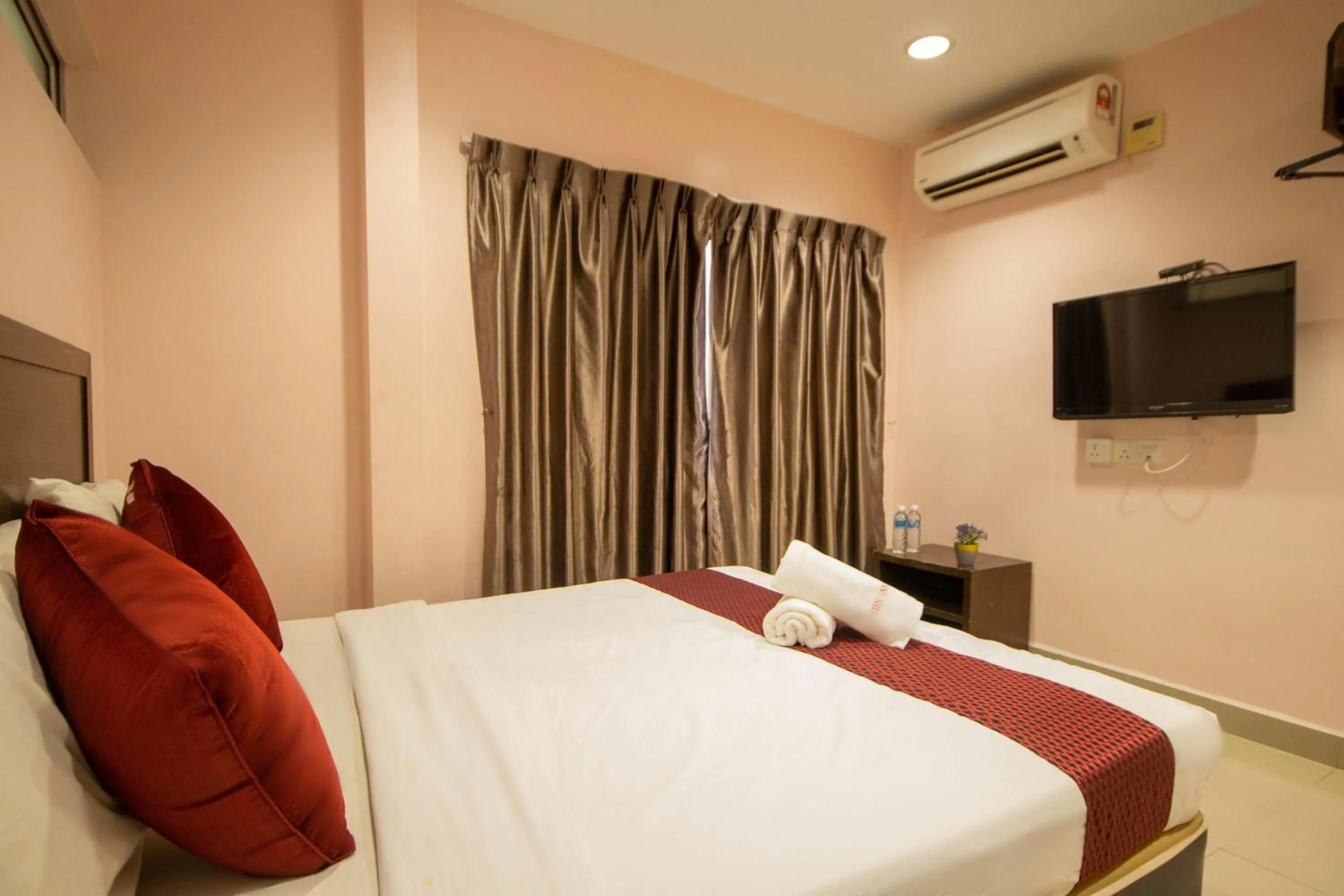 TV and multimedia, Bed in Sun Inns Hotel Bestari Jaya