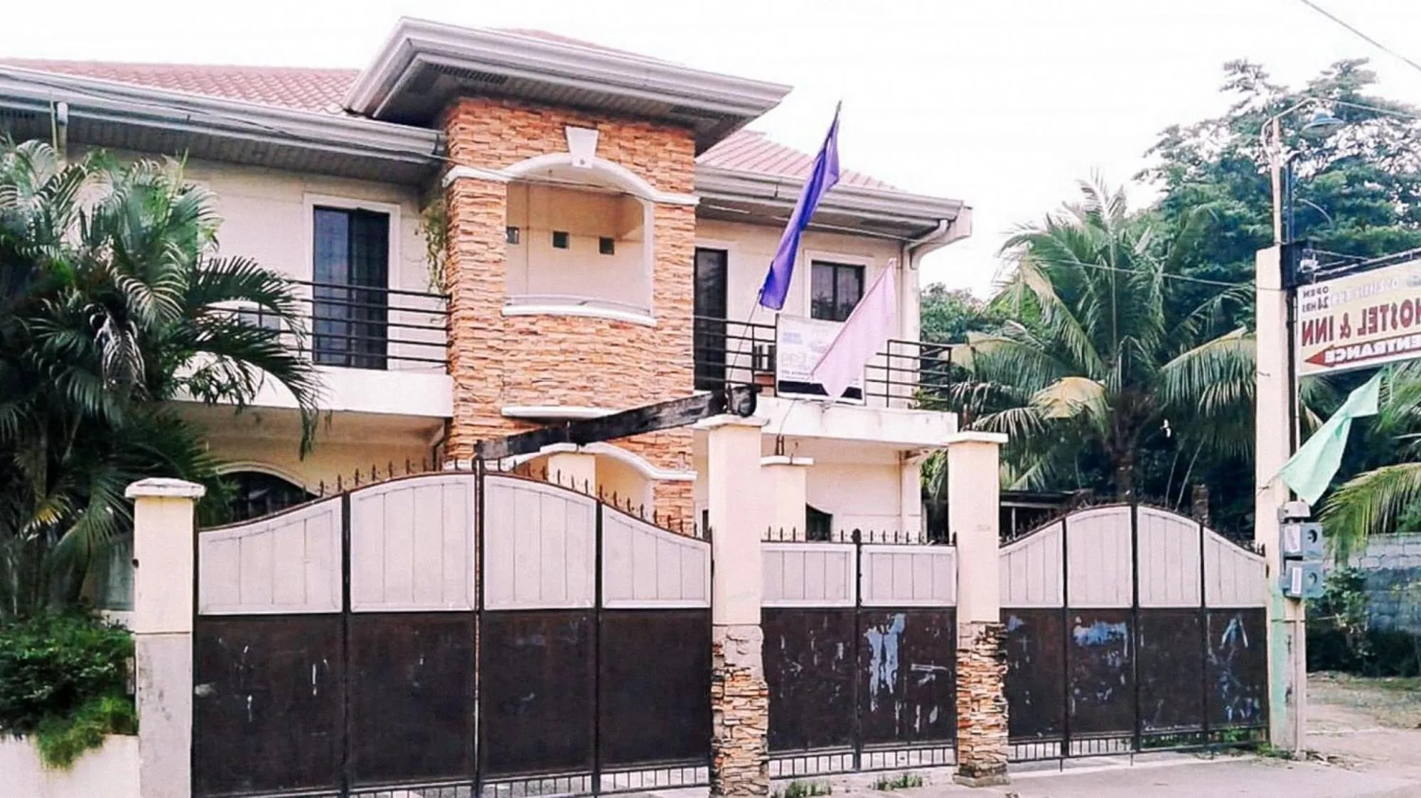 Property building in RedDoorz @ D'Little Egg Hostel Pangasinan