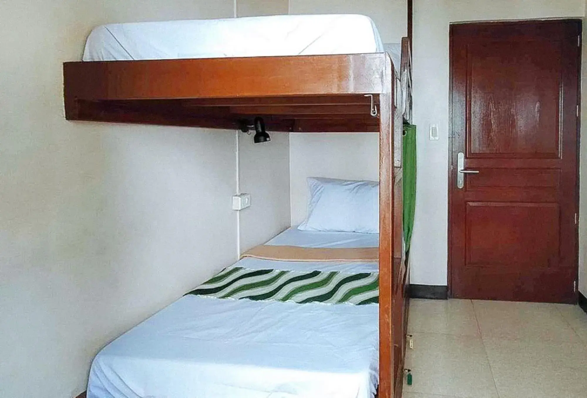 Twin Room with Shared Bathroom in RedDoorz @ Recson Hostel Coron Palawan Twin Room with Shared Bathroom in RedDoorz @ Recson Hostel Coron Palawan