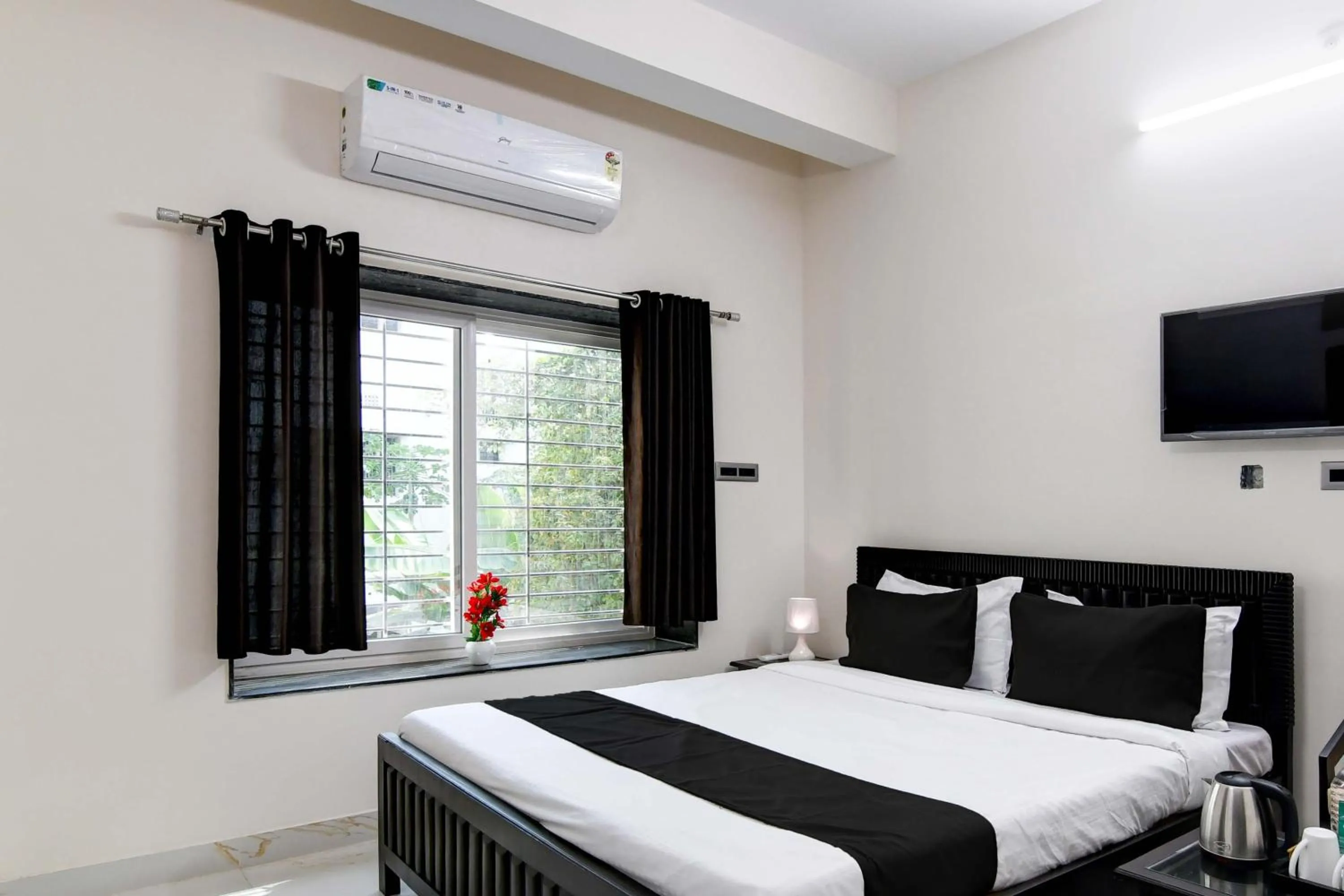 Bedroom, Bed in Hotel O SS INN Hotels & Homes