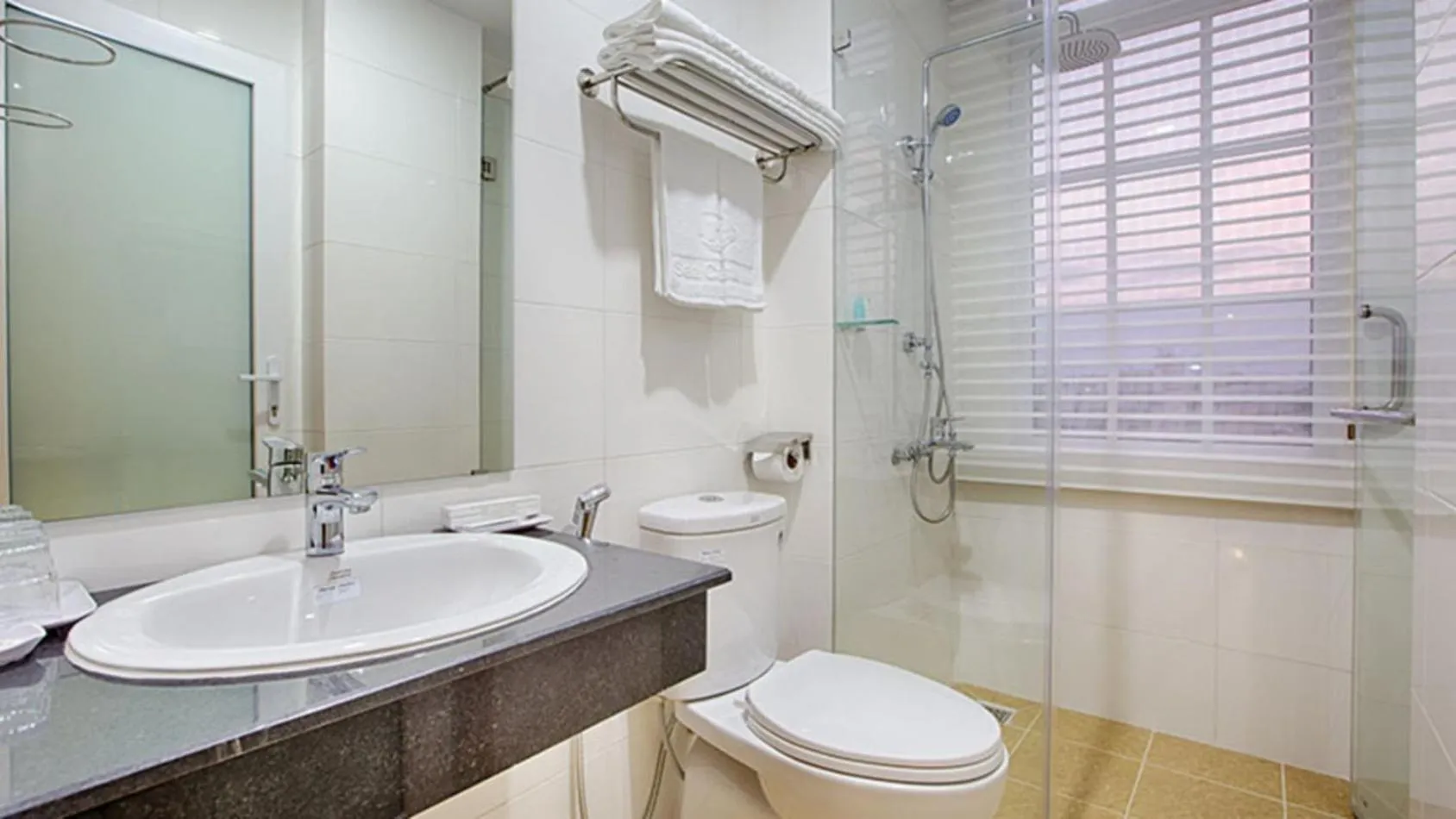 Shower, Bathroom in Sea Castle Hotel