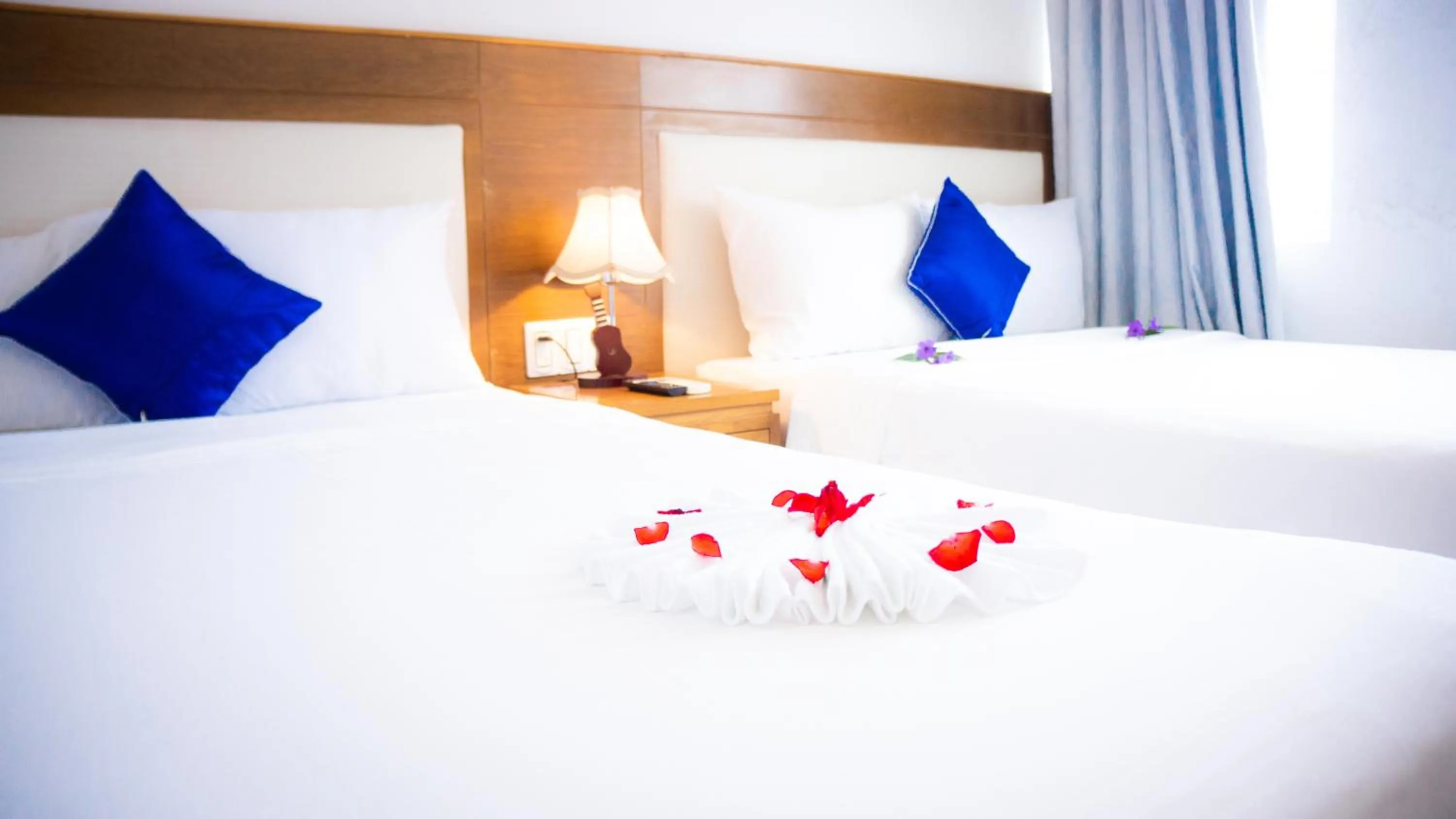 Photo of the whole room, Bed in Sea Castle Hotel